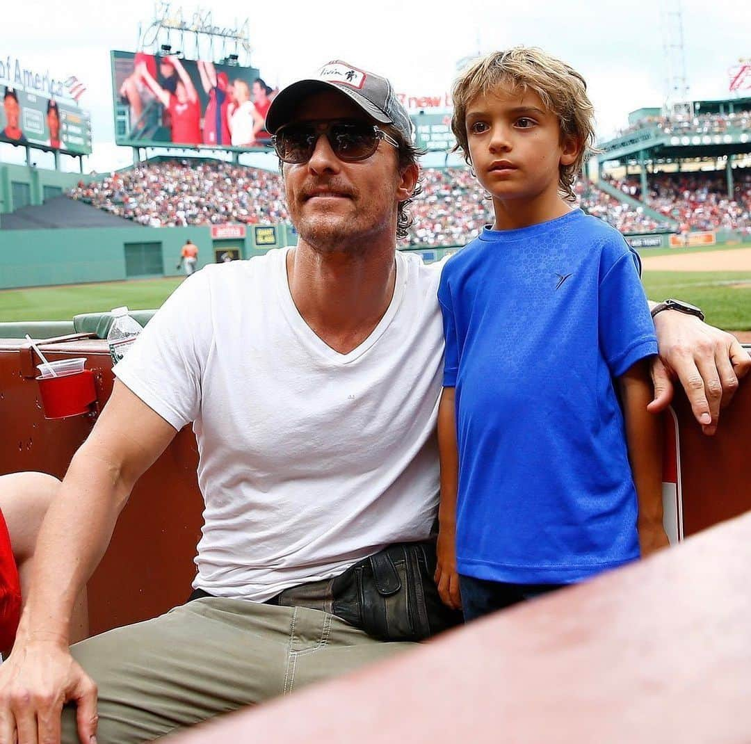 マシュー・マコノヒーさんのインスタグラム写真 - (マシュー・マコノヒーInstagram)「People know Matthew Mcconaughey as an Actor and now a writer, but I know him as my father; The man who always makes time for us no matter what, the man who’s always there for us no matter what, and the man that taught me to appreciate the journey and not just the destination. The journeys just getting started…Happy birthday Papai」11月5日 1時00分 - officiallymcconaughey