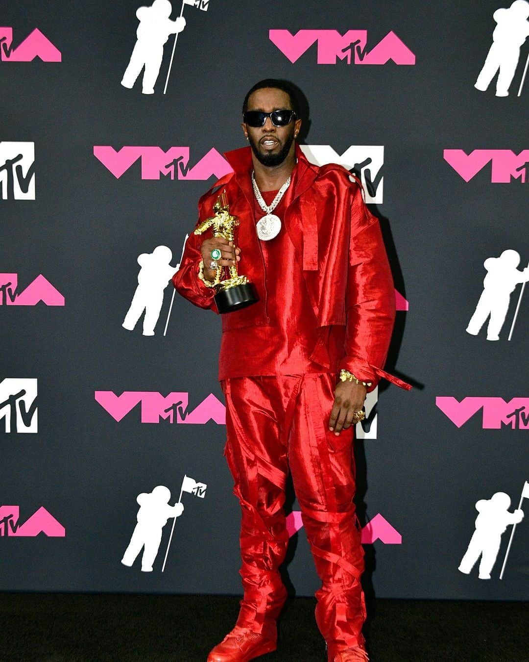 のインスタグラム：「Happy birthday to a certified Global Icon, @diddy ♥️」