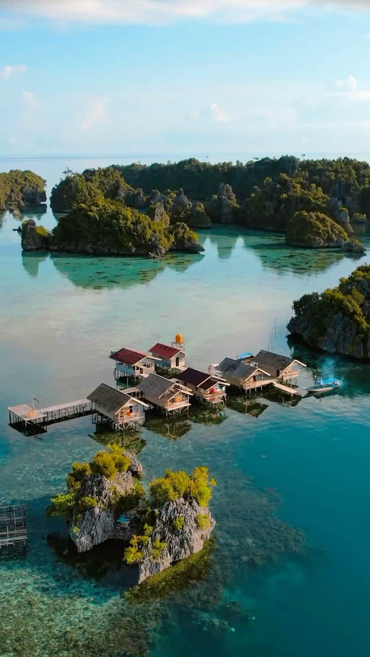 BEAUTIFUL HOTELSのインスタグラム：「@tripseatravellers takes you to Yapap Homestay Misool in Raja Ampat, Indonesia, which offers more than just a place to rest your head in this gorgeous region. 🇮🇩 It’s run by a local family, allowing you to immerse yourself in the unique culture of Raja Ampat. 🌴  What’s your favorite aspect of experiencing local hospitality during your travels? 🌺  📽 @tripseatravellers 📍 Yapap Homestay Misool, Raja Ampat, Indonesia 🎶 trinixmusic - TRINIX x Onset Music Group - Amaphupho」