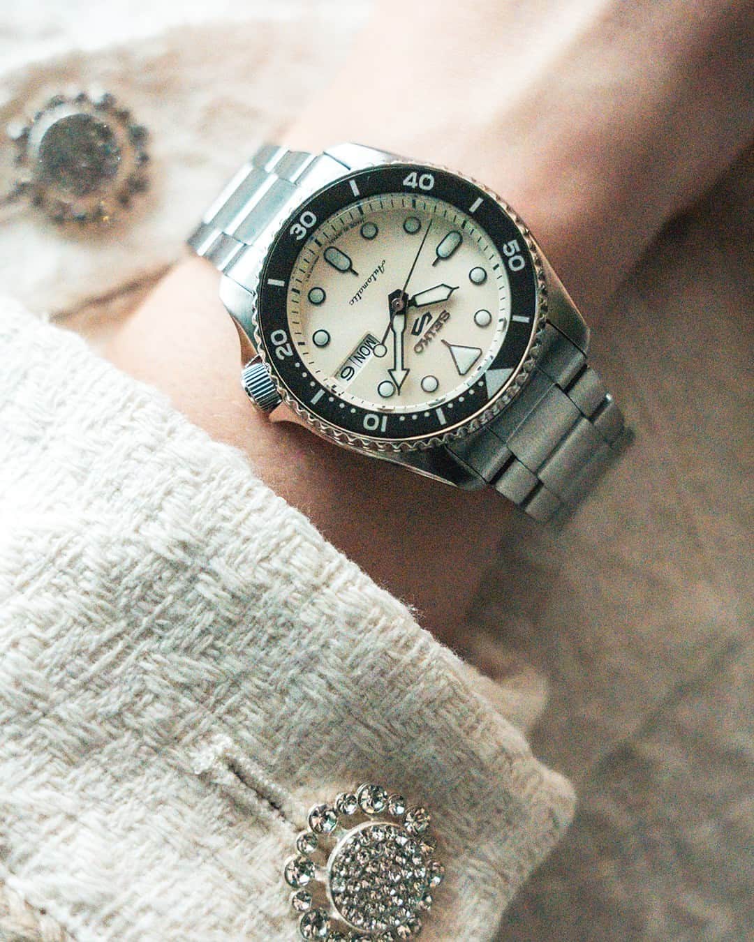 Seiko Watchesのインスタグラム：「#ShowYourStyle in a Vintage Dial 🕰 - Seiko 5 Sports #SRPK31 puts a modern twist on a vintage style. Featuring a light beige dial and stainless steel case and bracelet, this dynamic accessory pairs well with any aesthetic.  #Seiko #Seiko5Sports」