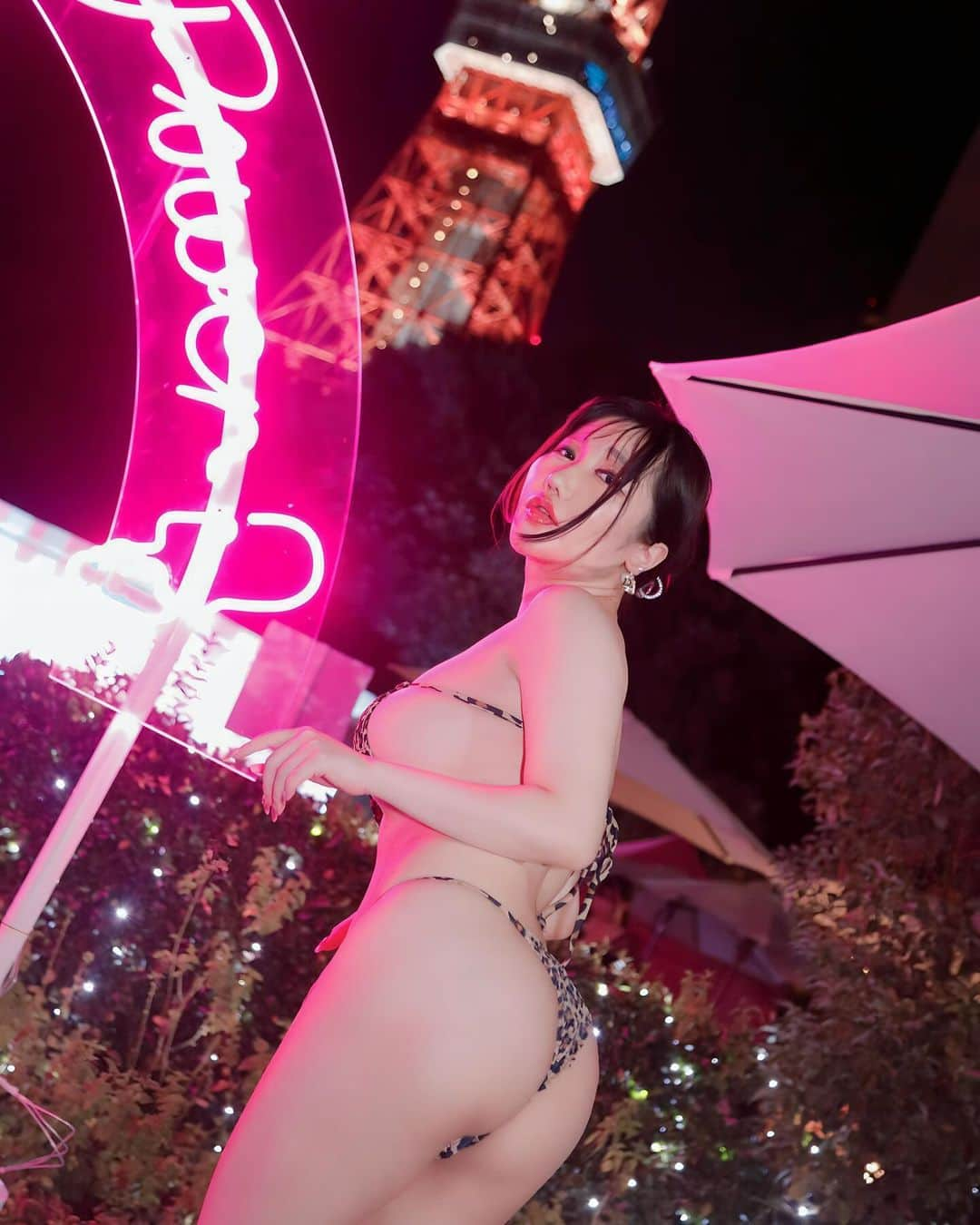 小町ねねのインスタグラム：「おそらく都内で一番有名なナイトプール  #bikini #instagramer #ootd #nightpool #model #gal  #東京タワー #ナイトプール #ビキニ」