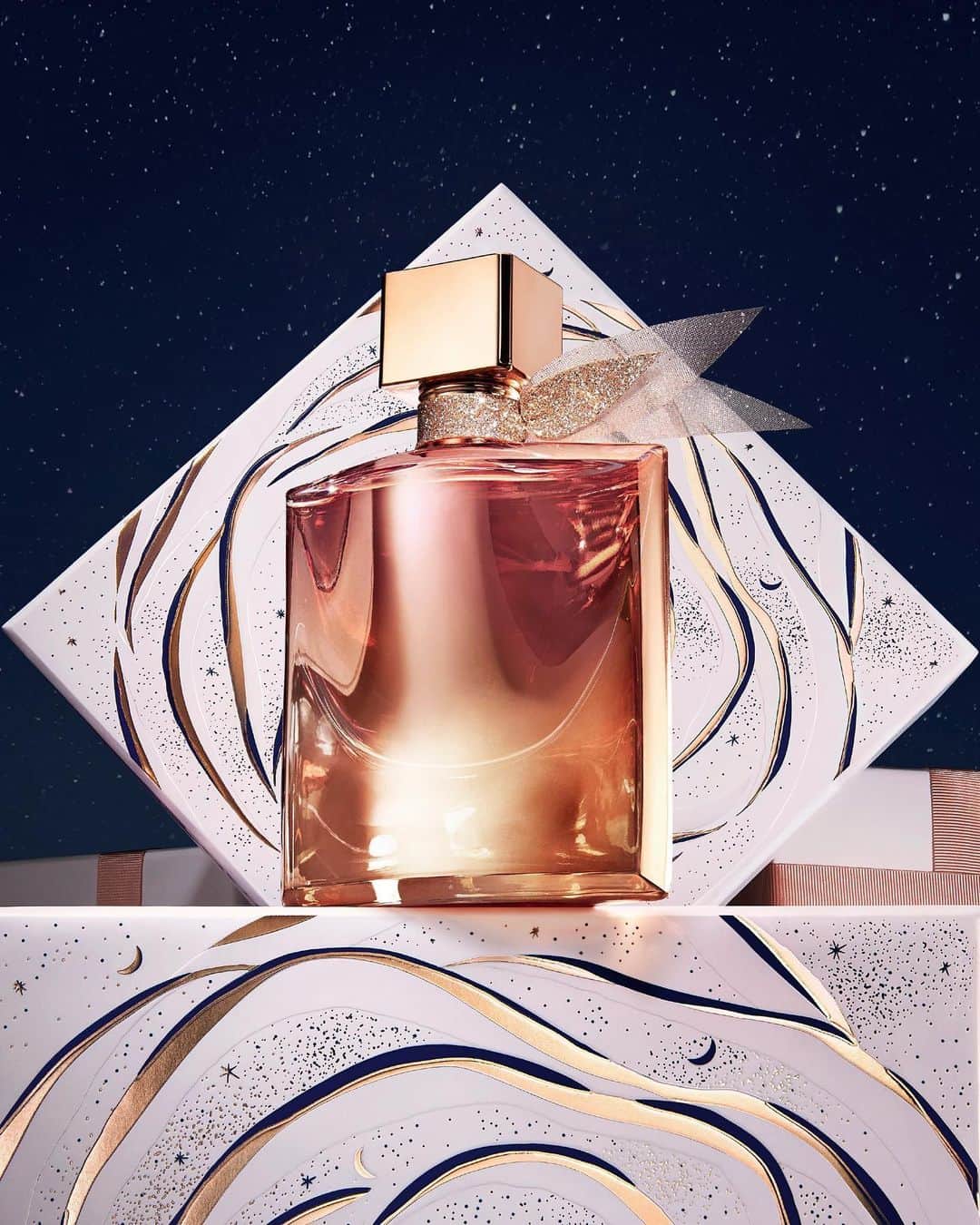 Lancôme Officialさんのインスタグラム写真 - (Lancôme OfficialInstagram)「An ode to fragrances and the people they remind us of. Choose the trail that fits your loved ones best with La vie est belle’s iconic selection of fragrances, including the new La vie est belle L’Extrait, the ideal Holiday gift.  #Lancome #LancomexLouvre #Holiday23」11月5日 1時02分 - lancomeofficial