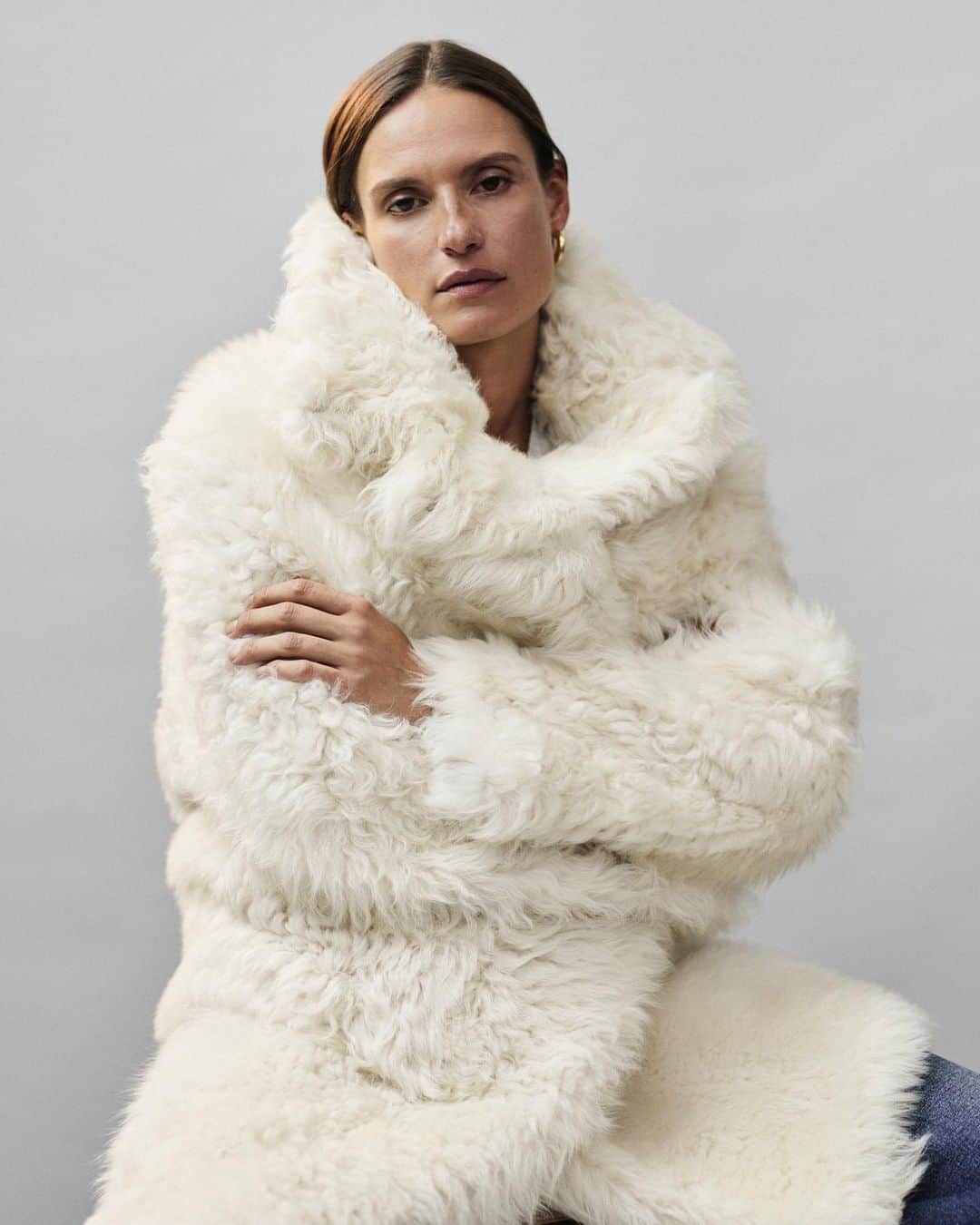 さんのインスタグラム写真 - (Instagram)「Hitting just below the knee and crafted in 100% shearling, our Etta Coat is your new cool weather must-have ☁️」11月5日 1時04分 - citizensofhumanity