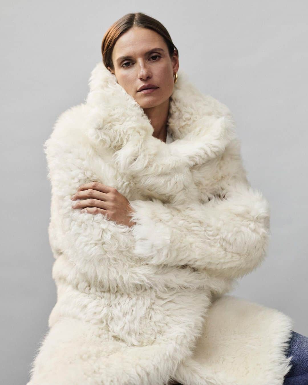 のインスタグラム：「Hitting just below the knee and crafted in 100% shearling, our Etta Coat is your new cool weather must-have ☁️」