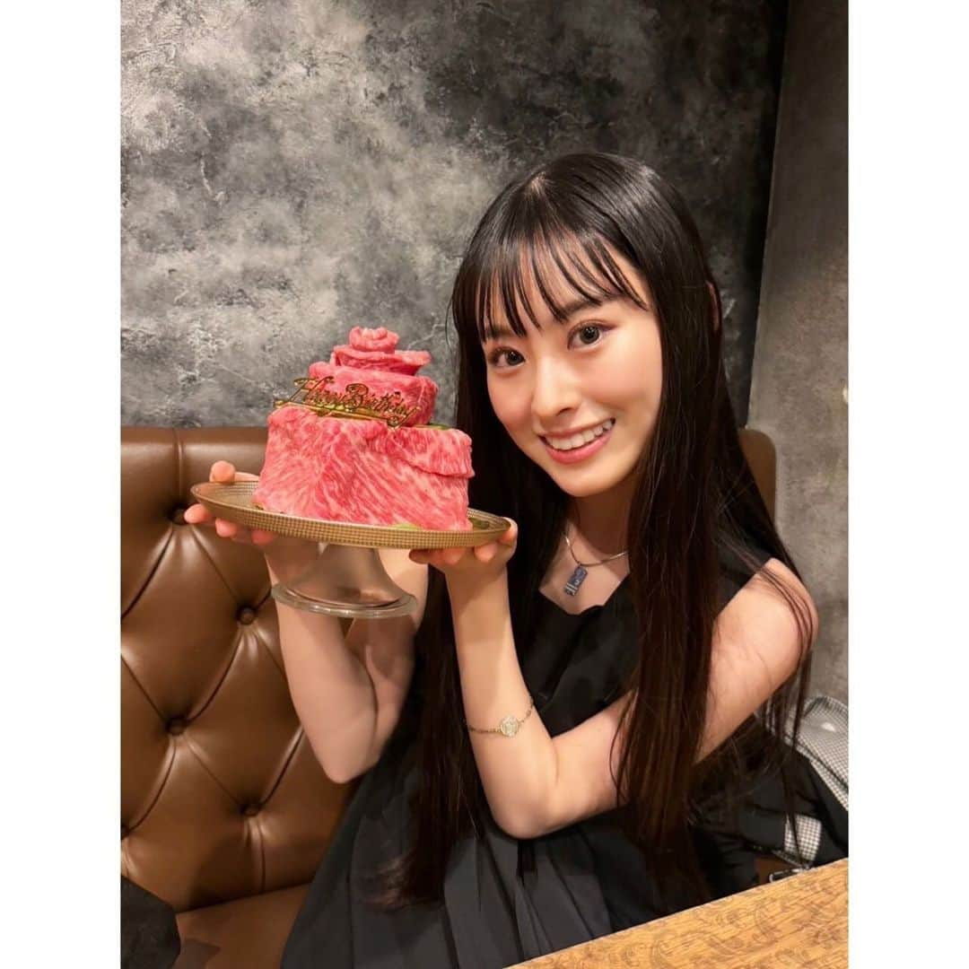 井本彩花さんのインスタグラム写真 - (井本彩花Instagram)「🌻 今更ながら… 10月23日で20歳を迎えました。  皆様からのお祝いメッセージ とても嬉しかったです🥲 本当にありがとうございます💫  20歳の前撮りの写真を添えて。 杉本カレンダーさんで撮影して頂きました✨  10代から20代へ🕊️ 私の感覚として、‘’自由‘’が増えたような感じだな〜 お仕事もプライベートも、 自分を信じて、もっと自由に生きていこうと思います。 （（羽目を外さないように。 私らしさを確立して、私の人生を思いっきり楽しむ！！  大人としての自覚を持ち、 皆様にもっと幸せを届けられますように。🍀  自分を責めすぎず、 どんなことがあっても乗り越えられるように 20代を謳歌したいです🫧  20代の‘’物語”を紡いでいきたいと思います🌈  これからもよろしくお願いします。  20歳になったので、 髪の毛を20cm切りました！！ スッキリ〜！！ 石岡さん（ @yukiishioka ) いつもありがとうございます😌」11月5日 1時04分 - imoto_ayaka_official