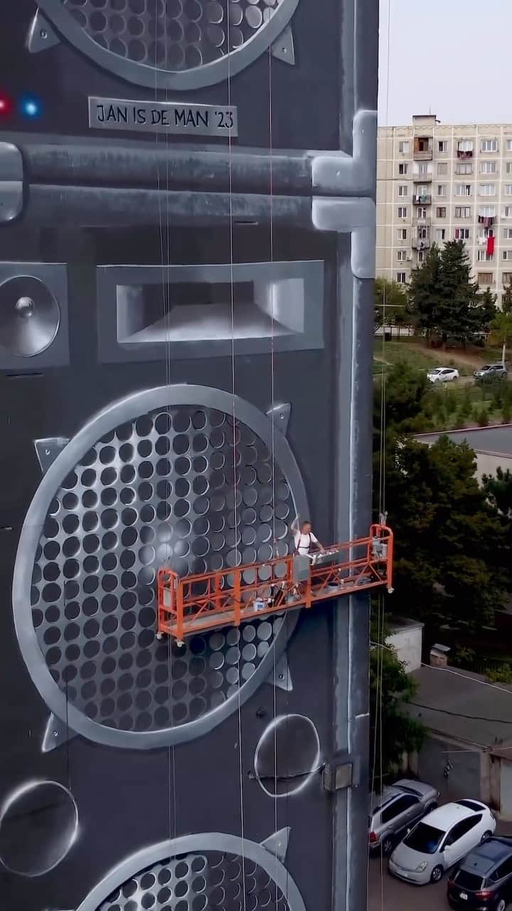 Art Collective Magazineのインスタグラム：「🔊🔊Mural by @janisdeman in Tibilisi, Georgia. 💥 Video by @maarten_wolf. • DM @art_collective for feature 🖤 #art #artnerd #artcollective #mural #bass #supportart」
