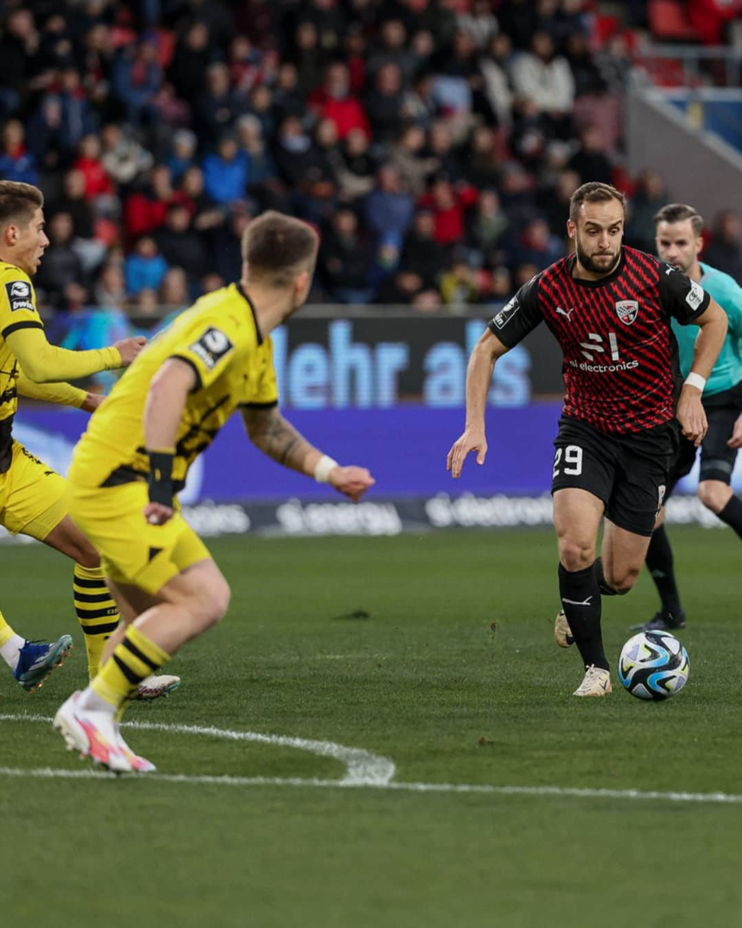 FCインゴルシュタット04のインスタグラム：「Mit einem knappen 0:1-Rückstand geht es in die Pause. Noch ist aber alles drin für den zweiten Durchgang, #Schanzer ✊⚫️🔴 . . #Schanzer #Schanzerfürimmer #Ingolstadt #FCI #FCIngolstadt #soccer #fussball #football #futbol #Liga3 #3Liga #fu3ball #matchday #liga #fcibvb #bvb #borussia #borussiadortmund #dortmund」