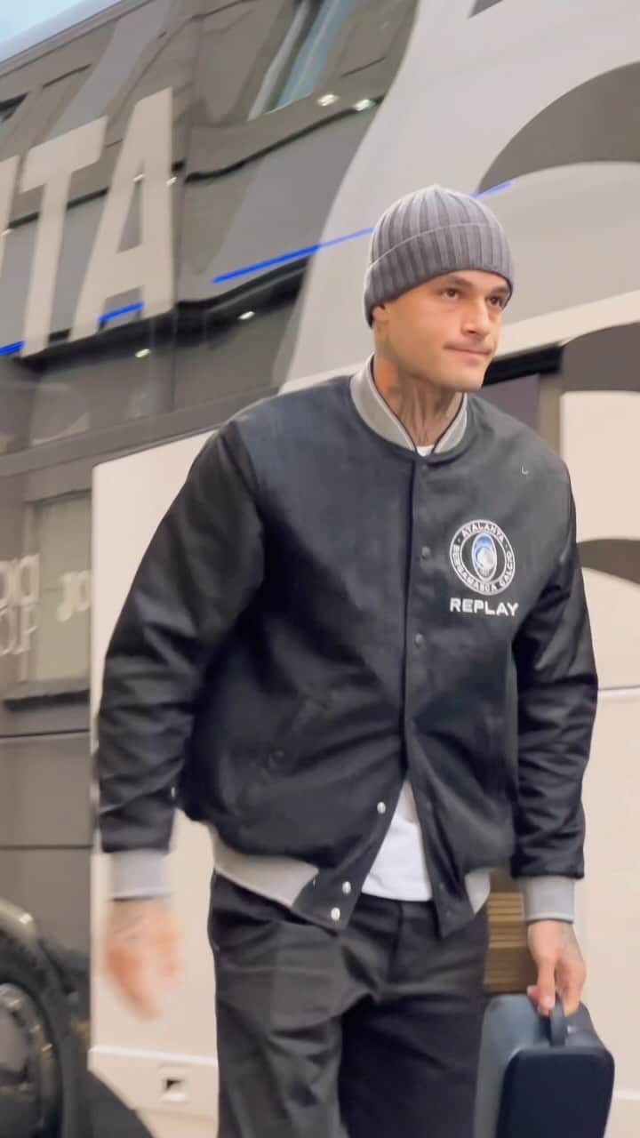 アタランタBCのインスタグラム：「👋 ragazzi!  #AtalantaInter #GoAtalantaGo ⚫️🔵」