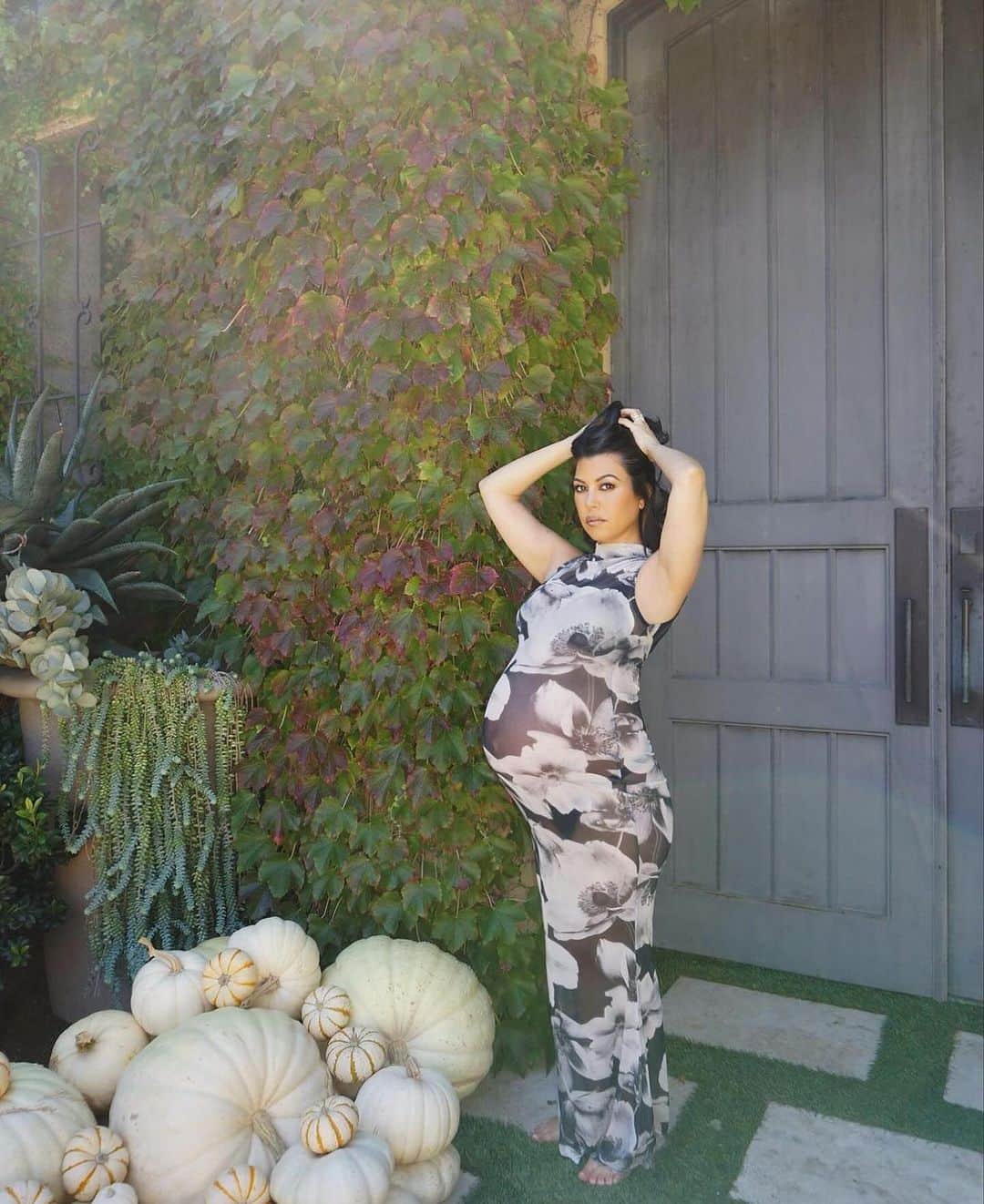Cosmopolitanのインスタグラム：「Kourtney Kardashian has given birth to her and Travis Barker’s first child together! 💙 Head to the link in bio for everything we know.   #rg @kourtneykardash」