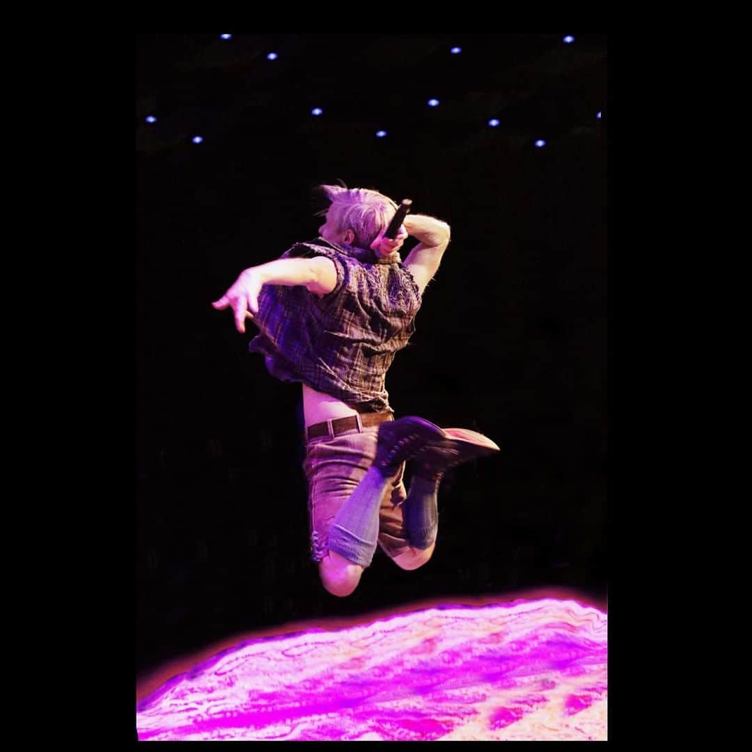 ジョン・キャメロン・ミッチェルのインスタグラム：「Oh @formentoxformento you shot me leaving the planet! Hey Bay Area, #cassetteroulette w me and @msambermartin still has tickets  tnight at @cal_performances in Berkeley. Nov10 in KC @midwesttrustcenterjccc. And @joespub in nyc nov 17,18!」