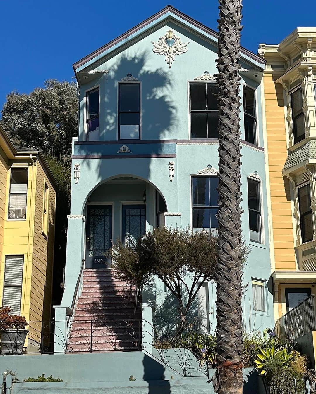 キャサリン ミッシェルさんのインスタグラム写真 - (キャサリン ミッシェルInstagram)「San Francisco houses…can’t get enough #inlove #walkaroundNoeValley #mysisterlivesthere #pastelhouses #sanfrancisco #architecture」11月5日 1時26分 - catherinemichiels