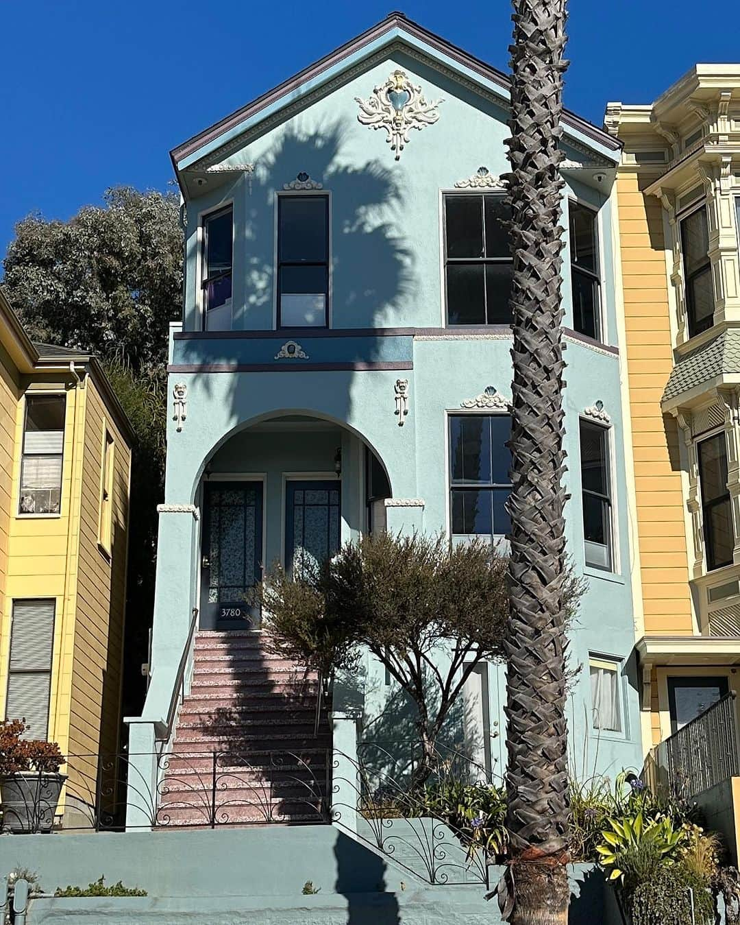 キャサリン ミッシェルのインスタグラム：「San Francisco houses…can’t get enough #inlove #walkaroundNoeValley #mysisterlivesthere #pastelhouses #sanfrancisco #architecture」