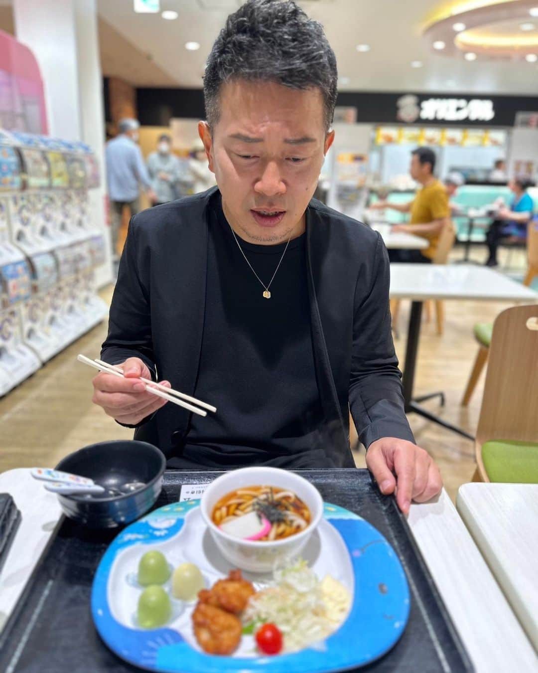 宮迫博之のインスタグラム：「サービスエリアで小さめのうどんが食べたくて頼んだらこんなん来た。満53歳のミステイク。  美味しかった😋」