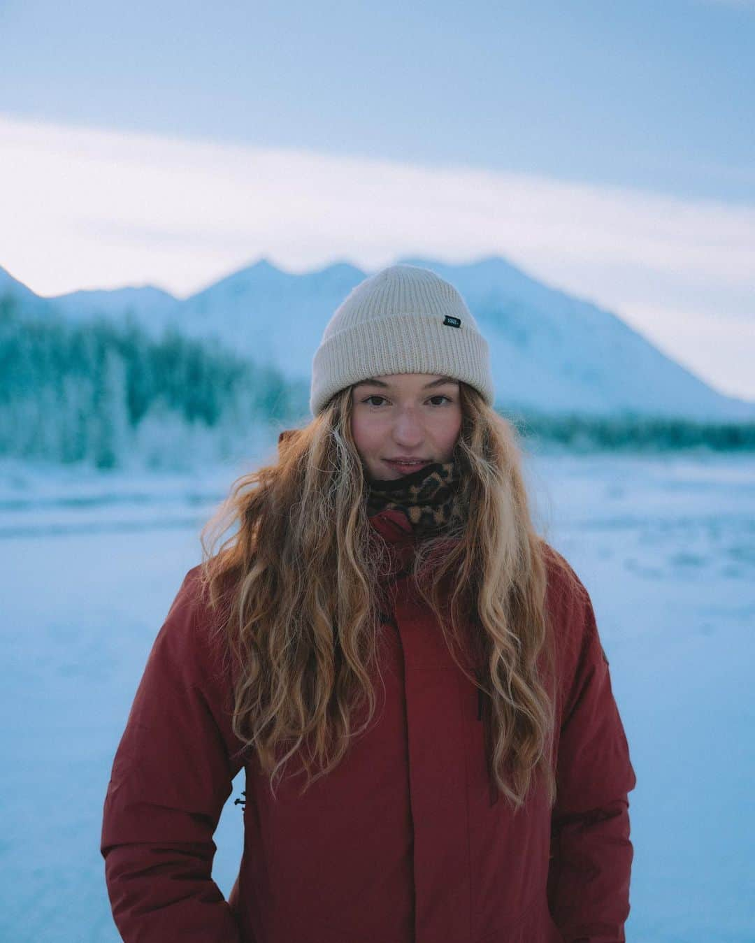 Explore Canadaさんのインスタグラム写真 - (Explore CanadaInstagram)「Introducing the final three creators in our Creators Network!  Check out our previous posts to learn more about our new Creators Network and the other creators.  📷 Photo 1-2: Tammy @tammyplarkin, Northwest Territories 📷 Photo 3-4: Jenny @jdubcaptures, Nunavut 📷 Photo 5-6: Danielle @danimarielister, The Yukon  #ExploreCanada #ExploreCanadaCreator  Image description:  Photo 1) Person in a cream, blue and brown sweatshirt stands in front of a blurred background of green and yellow trees. Photo 2) A green boat and a red boat are docked on a rocky beach. Flashes of bright green light illuminate a dark blue sky and reflect off a body of water. Photo 3) Person wearing a black parka is looking off into the distance with her hands in her pocket. Gray and blue clouds fill the sky. Photo 4) A tall red and brown rock formation surrounds a rocky beach. A boat is docked on the edge of the beach. Blue green water surrounds another rock formation that has two pillars. Blue and grey clouds paint the sky. Photo 5) Person in a red jacket smiles, snow covered trees and mountains are blurred in the distance. Photo 6) Wide shot of two mountain ranges covered in green trees and topped with snow. In between, there’s a turquoise body of water.」11月5日 1時33分 - explorecanada