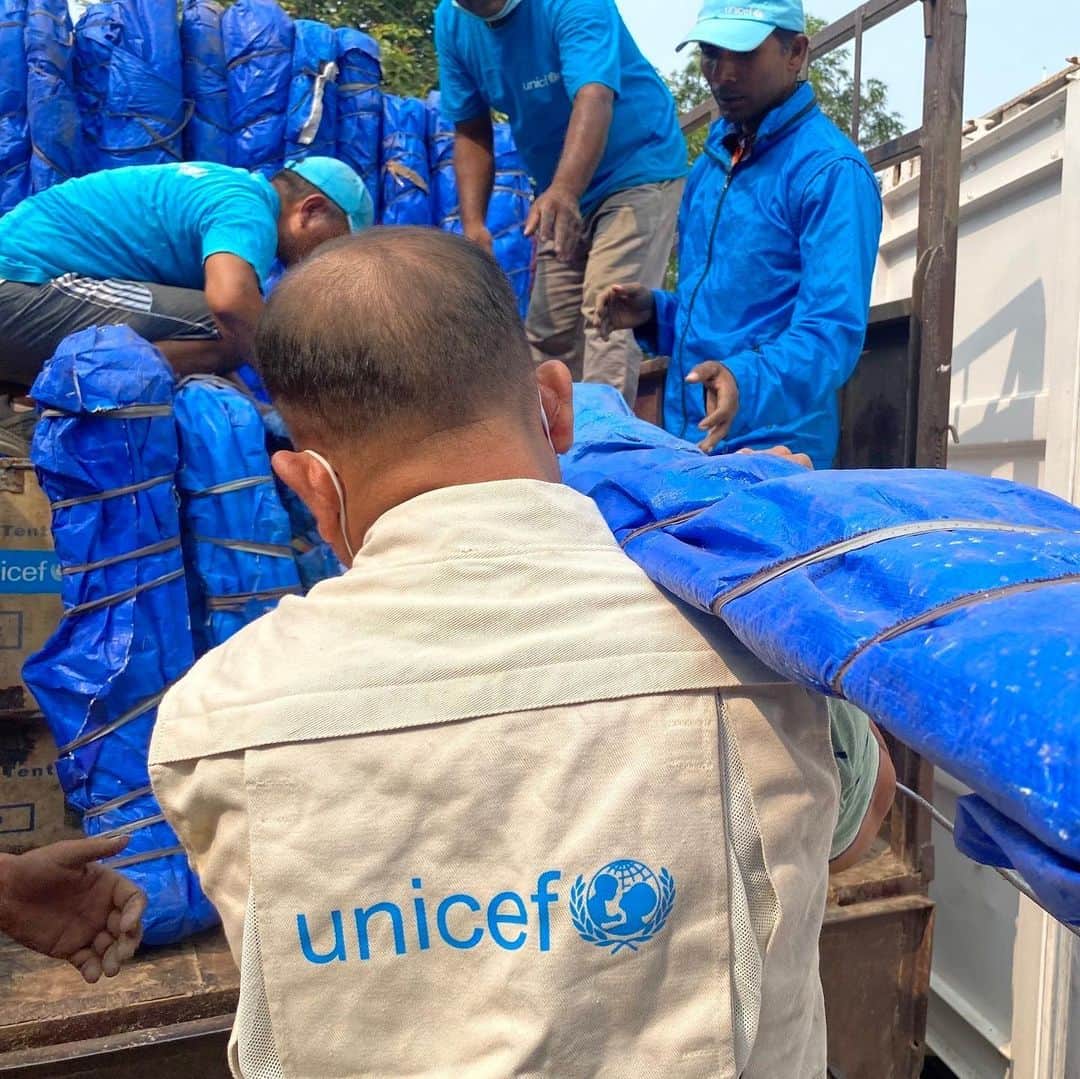 unicefさんのインスタグラム写真 - (unicefInstagram)「Children and families are at risk after a 6.4-magnitude earthquake in western Nepal.  UNICEF teams are on the ground, providing urgent assistance. We've already dispatched emergency supplies to the most affected areas in Jajarkot and Rukum West districts.  We’re committed to continue serving the needs of affected children and families in the days to come.  © UNICEF Nepal / Shahi」11月5日 1時33分 - unicef