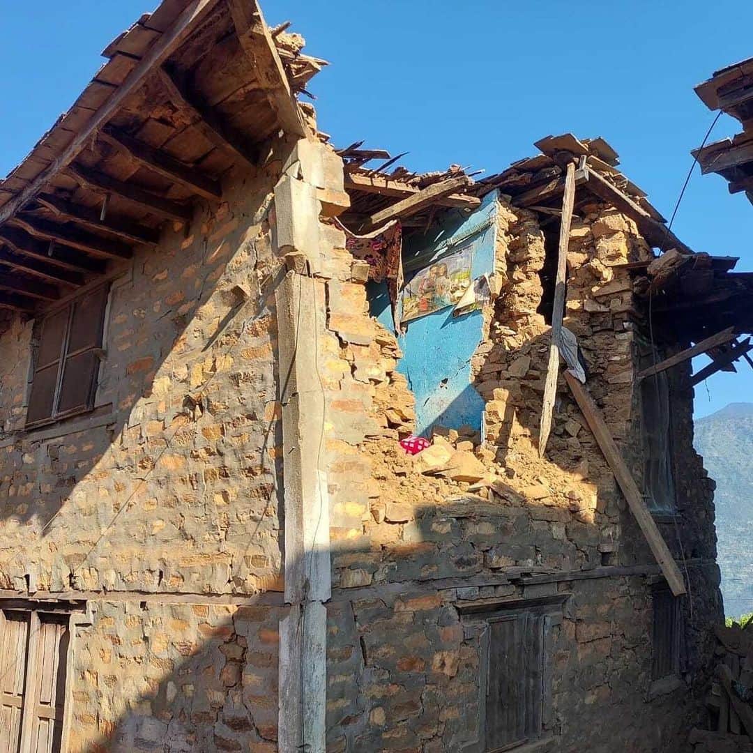 unicefのインスタグラム：「Children and families are at risk after a 6.4-magnitude earthquake in western Nepal.  UNICEF teams are on the ground, providing urgent assistance. We've already dispatched emergency supplies to the most affected areas in Jajarkot and Rukum West districts.  We’re committed to continue serving the needs of affected children and families in the days to come.  © UNICEF Nepal / Shahi」