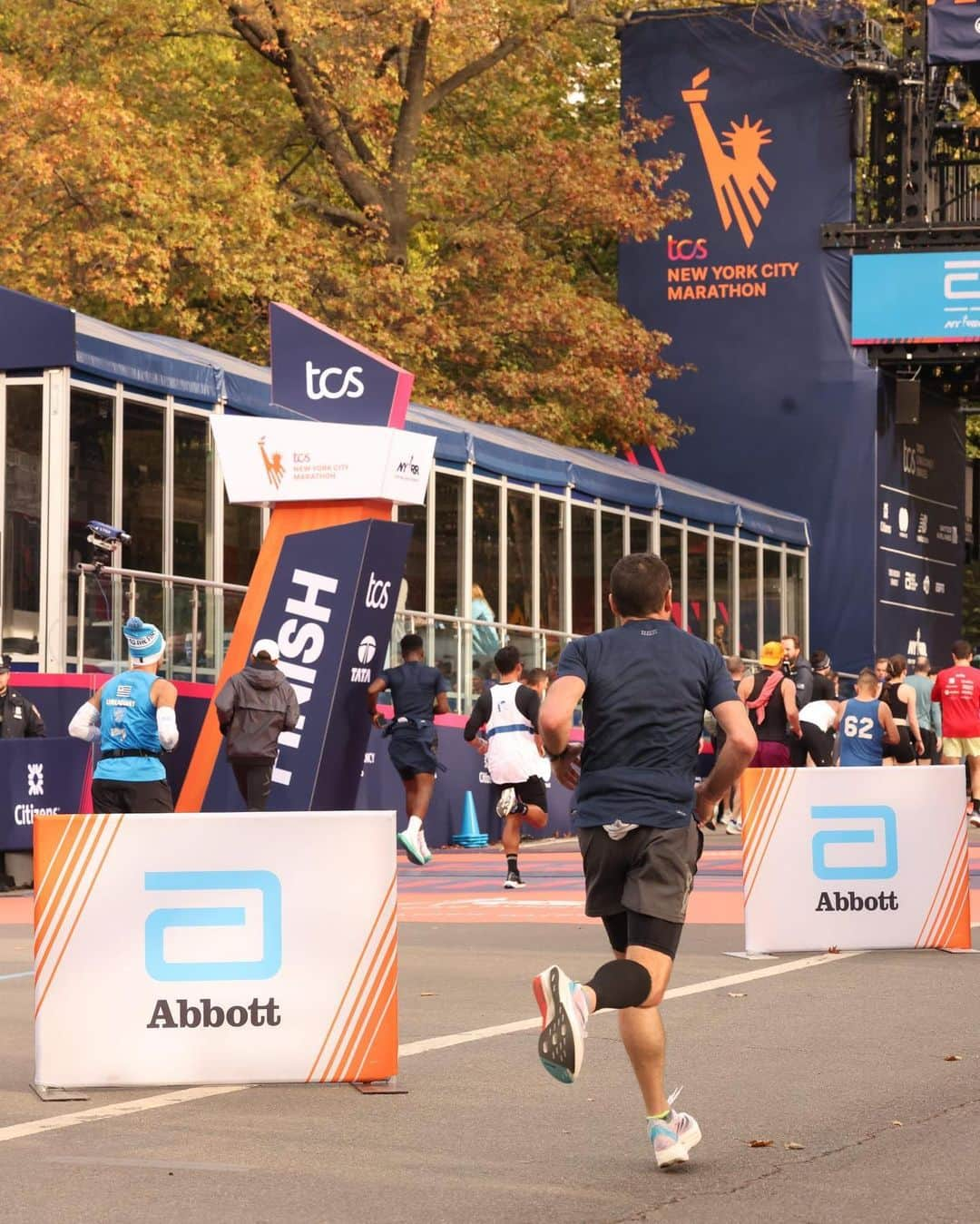 アボットジャパンさんのインスタグラム写真 - (アボットジャパンInstagram)「Living your best life looks good on you, NYC.   Thanks to all of our Abbott Dash to the Finish 5k runners for showing us what the pursuit of good health looks like. 💙🏃🏙️」11月5日 1時34分 - abbottglobal