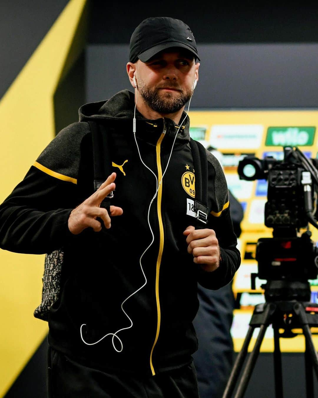 ボルシア・ドルトムントさんのインスタグラム写真 - (ボルシア・ドルトムントInstagram)「⬛️🟨 𝐁𝐎𝐘𝐒 on a mission! #BVBFCB」11月5日 1時36分 - bvb09