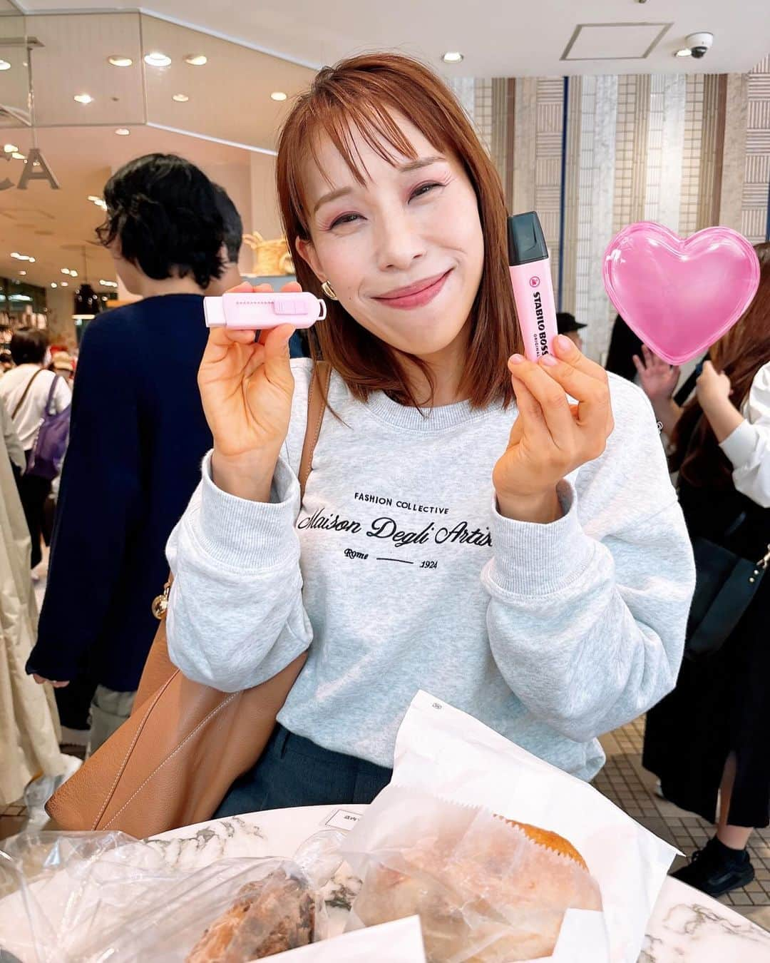 みきママさんのインスタグラム写真 - (みきママInstagram)「【実家のラーメン屋に行きました〜！！】  2年ぶりに実家のラーメン屋で晩御飯です🤤🤤🤤  突然行ったら、母びっくりです🤣🤣🤣  お腹を空かしてきたからさ、ぺこぺこで動けないよー😫😫😫早く食べさせてー😫😫😫←子供。  そしたら、子供たち「めちゃくちゃ美味し〜」ってさ。  私は龍麺＋餃子＋ちょいチャーシュー＋ビール2杯をペロリです😚実家は最の高です🤩🤩🤩  今日は子供と一緒にメイクや洋服を買いに行ったらさ、こっそり自分のお小遣いで、私に消しゴムやペンを買ってサプライズしてくれてさ、泣かせる気ですか❓大事に使うね🩷  またみんなで食べにきますー😍😍😍  #みきママ　#龍太郎　#相武台前　#実家　#小田急線　#ラーメン　#中華」11月5日 1時43分 - mikimama_official