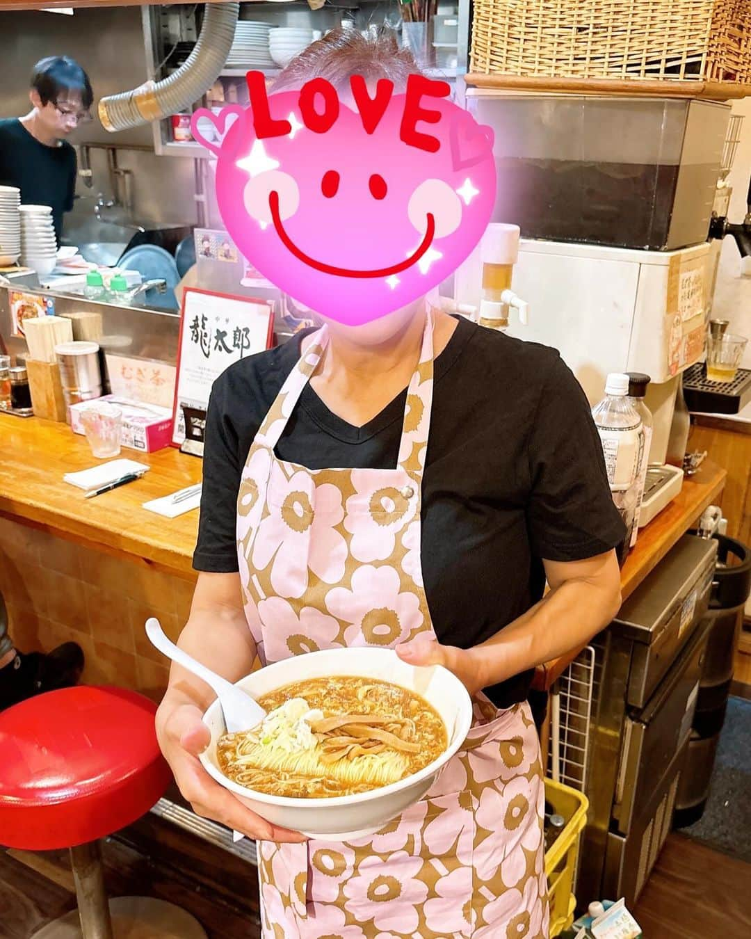 みきママさんのインスタグラム写真 - (みきママInstagram)「【実家のラーメン屋に行きました〜！！】  2年ぶりに実家のラーメン屋で晩御飯です🤤🤤🤤  突然行ったら、母びっくりです🤣🤣🤣  お腹を空かしてきたからさ、ぺこぺこで動けないよー😫😫😫早く食べさせてー😫😫😫←子供。  そしたら、子供たち「めちゃくちゃ美味し〜」ってさ。  私は龍麺＋餃子＋ちょいチャーシュー＋ビール2杯をペロリです😚実家は最の高です🤩🤩🤩  今日は子供と一緒にメイクや洋服を買いに行ったらさ、こっそり自分のお小遣いで、私に消しゴムやペンを買ってサプライズしてくれてさ、泣かせる気ですか❓大事に使うね🩷  またみんなで食べにきますー😍😍😍  #みきママ　#龍太郎　#相武台前　#実家　#小田急線　#ラーメン　#中華」11月5日 1時43分 - mikimama_official