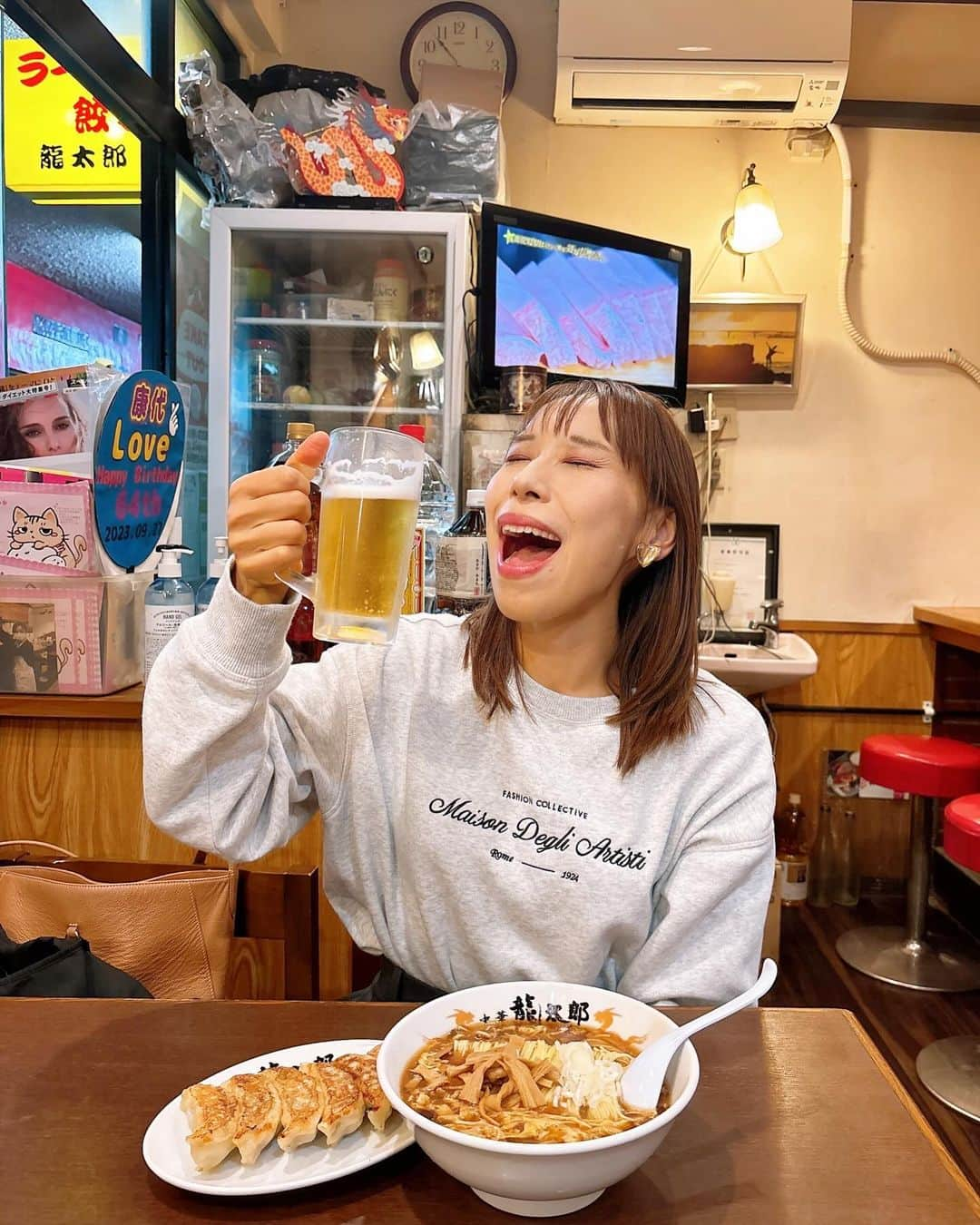 みきママのインスタグラム：「【実家のラーメン屋に行きました〜！！】  2年ぶりに実家のラーメン屋で晩御飯です🤤🤤🤤  突然行ったら、母びっくりです🤣🤣🤣  お腹を空かしてきたからさ、ぺこぺこで動けないよー😫😫😫早く食べさせてー😫😫😫←子供。  そしたら、子供たち「めちゃくちゃ美味し〜」ってさ。  私は龍麺＋餃子＋ちょいチャーシュー＋ビール2杯をペロリです😚実家は最の高です🤩🤩🤩  今日は子供と一緒にメイクや洋服を買いに行ったらさ、こっそり自分のお小遣いで、私に消しゴムやペンを買ってサプライズしてくれてさ、泣かせる気ですか❓大事に使うね🩷  またみんなで食べにきますー😍😍😍  #みきママ　#龍太郎　#相武台前　#実家　#小田急線　#ラーメン　#中華」