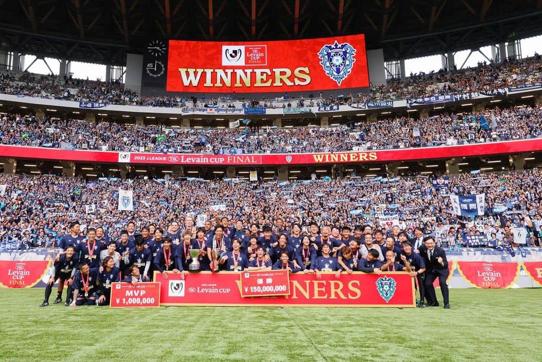 アビスパ福岡のインスタグラム：「2023ＪリーグYBCルヴァンカップ 🏆優勝🏆  アビスパ福岡に関わるすべての皆様‼️ おめでとうございます✨㊗️  やりましたー🙌  #アビスパ福岡」