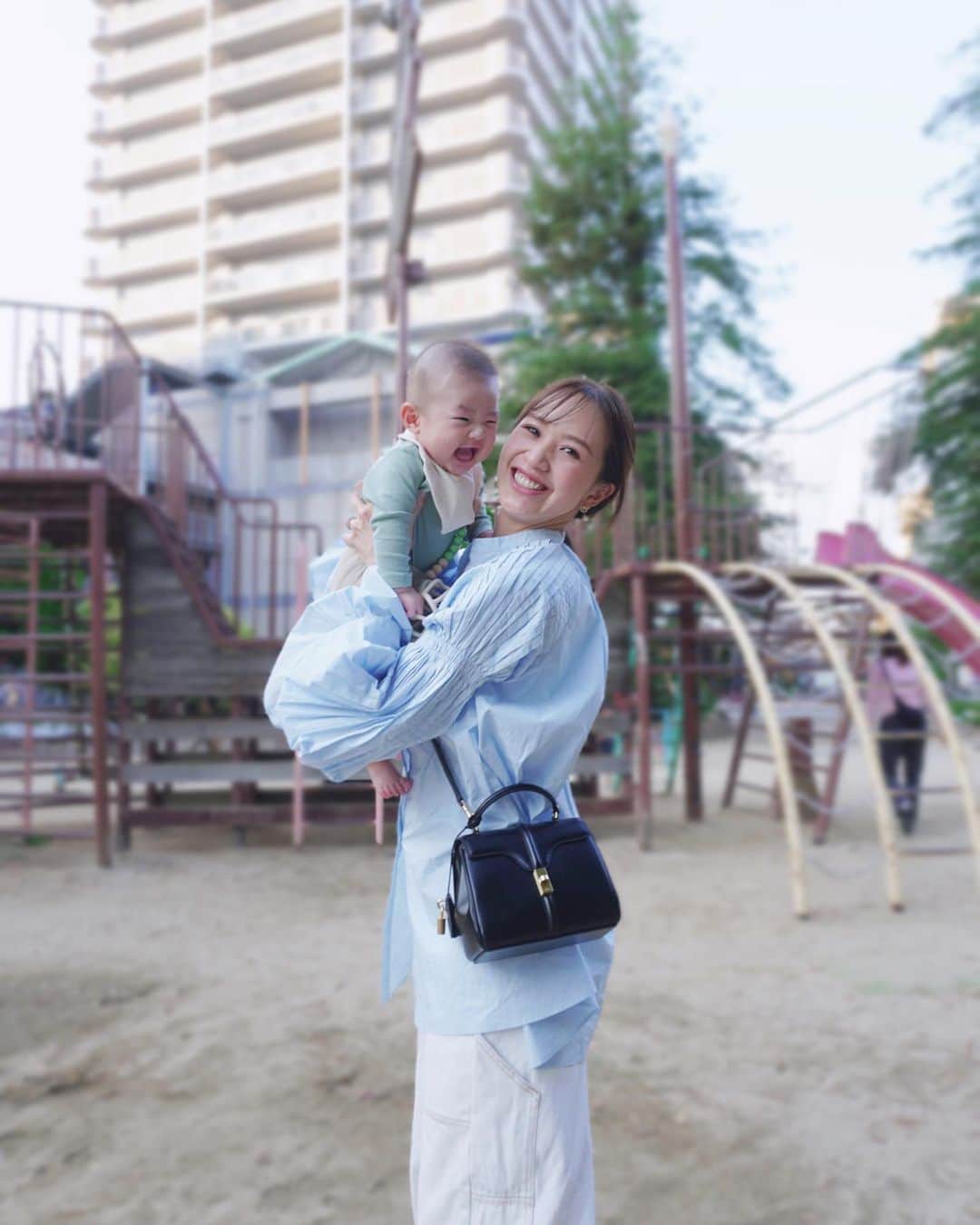 結城はゆるのインスタグラム：「🤍 　　 　　 　　関西帰省旅のまとめ🫶🫶🫶 　　弾丸すぎたけどタイミング良く 　　会いたかった人にも会えたし 　　美味しいごはんも食べたし楽しかった〜！ 　　 　　 　　𝟭.𝟮. 高い高いでテンション上がる息子と母 　　𝟯.  着陸まで寝なかった飛行機  　　　　(バナナ🍌カミカミ大好きベビー) 　　𝟰.  機嫌が良いうちに３人初飛行機の記念撮影 　　𝟱.  父と息子とJR尼崎駅 　　𝟲.  @restaurant.kobo にて家族でごはん 　　𝟳.  懐かしすぎる同期！！会えて嬉しかった😭❤️ 　　𝟴.  激レアメンバー 　　𝟵.𝟭𝟬. 同い年チーム、👣のムギュに胸キュン 　　 　　 　　 　　次は年末年始を楽しみに毎日生きよう❤️ 　　 　　 　 　　 　　 　　 　 #生後5ヶ月 #男の子ベビー #男の子ママ #新米ママ #家族旅行 #ママカメラ  #ベビーフォト #マタニティフォト #ママライフ #赤ちゃんのいる暮らし #赤ちゃんとお出かけ  #yuuki_baby #babyboy #mamagirl」