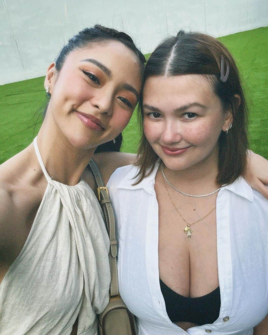Kim Chiuのインスタグラム：「Happy birthday, momsy @iamangelicap 💗 never ko na imagine na magiging kaibigan ko ang isang Angelica Panganiban. Thank you for being a great friend to me, napaguspan nga natin kahapon, without even saying alam mo lahat ng nangyayari sa buhay ko. Thank you, moms for always being there for me and sa buhay kailangan mo ng kaibigan na totoo sayo wala nang pabulaklak basta yun na yun!😅 We may not see each other often, pero thank you dahil alm ko lagi kang anjan para sakin. Swerte ako na may kaibigan ako tulad mo and momsy @bela ☺️ I love you so much momsy! Super happy ako sa nangyayari sa life mo! 🥰🥰🥰 deserve mo lahat ng meron ka ngayon. Excited na ako sa susunod na mga buwan para sayo! Looking forward ng malala!!!😅❤️Happy birthday, moms! More happiness, more blessings, more bondingssz, and shempre good health!💗💗💗 love you sooo sooo much! 🥰🥰🥰 ❤️❤️❤️ Thank you  @gregg_homan and bean for making my momsy COMPLETE!🥹🙏🏻🥰」