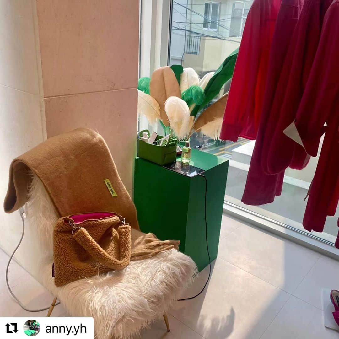 イ・スンヨンさんのインスタグラム写真 - (イ・スンヨンInstagram)「#Repost @anny.yh ・・・ . 6일 월요일 OPEN 🗯 🐑🐑양털가방 공구🐑🐑  🐑Palette of J studio x 이승연Mago12  🐑공구 🐑6일 -12일 🩵Blue 🤎Brown  🤍White (가방,양털스트랩,양털파우치,숏스트랩 총4종 풀셋트구성) 🐑지퍼 🐑바닥판 탈부착  🐑이너포켓 2개  🐑양털파우치는 스트랩을 연결하여 백으로 활용 가능합니다.  . @leesyaram 이승연Mago12 www.mago12.co.kr  . . #FW는양털 #최저가로만나보세요 #Mago12  #이승연샵 #잔디뽀글이백 #슈퍼띵스오버핏볼륨소매자켓/팬츠 #슈퍼띵스울텐셀터틀넥 #텍스타일디자이너유니크데일리백  #PaletteofJstudio #EVERYTHINGGONNABEALRIGHT🐑」11月5日 12時43分 - leesyaram