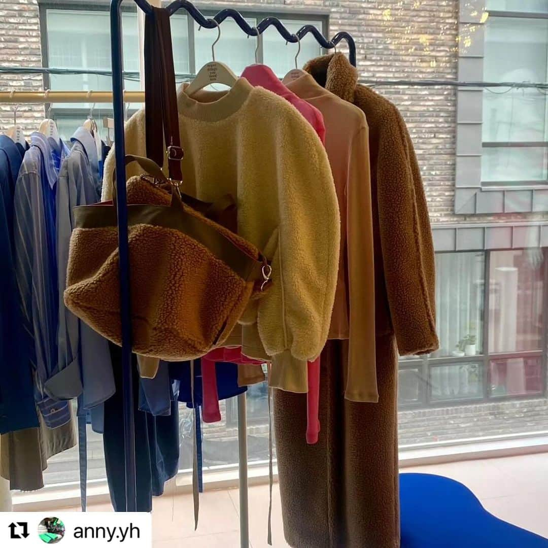 イ・スンヨンさんのインスタグラム写真 - (イ・スンヨンInstagram)「#Repost @anny.yh ・・・ . 6일 월요일 OPEN 🗯 🐑🐑양털가방 공구🐑🐑  🐑Palette of J studio x 이승연Mago12  🐑공구 🐑6일 -12일 🩵Blue 🤎Brown  🤍White (가방,양털스트랩,양털파우치,숏스트랩 총4종 풀셋트구성) 🐑지퍼 🐑바닥판 탈부착  🐑이너포켓 2개  🐑양털파우치는 스트랩을 연결하여 백으로 활용 가능합니다.  . @leesyaram 이승연Mago12 www.mago12.co.kr  . . #FW는양털 #최저가로만나보세요 #Mago12  #이승연샵 #잔디뽀글이백 #슈퍼띵스오버핏볼륨소매자켓/팬츠 #슈퍼띵스울텐셀터틀넥 #텍스타일디자이너유니크데일리백  #PaletteofJstudio #EVERYTHINGGONNABEALRIGHT🐑」11月5日 12時43分 - leesyaram