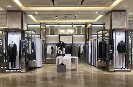 yonfa0823のインスタグラム：「今季23AW POPUPが無事終了しました。  10/4〜10/10 梅田阪急 10/25〜10/31 銀座三越  会期中、多くの皆様に足を運んで頂き感謝致します。 またオンラインにてお買い物してくださった皆様、 誠にありがとうございました。  大阪では今年2回目、 東京では久しぶりの開催となりました。  お久しぶりの方、初めてお会いする方、 たくさんのお客様がYONFAの お洋服をお手に取ってくださり 実際に見て、触って、着ていただいて お買い物を楽しんでいらっしゃる姿を見て 私共もとても幸せな気持ちになりました。  混雑時にはスタッフが不足し 色々とお待たせしてしまい 誠に申し訳ございませんでした。  運営面も課題があり、次回までには スタッフ共々改善に励みたいと思います。 またPOPUPを開催出来る日には 一人でも多くの皆様に楽しんで頂けるよう チームで成長して参ります。  今回ブランドのこだわりや想いを 直接お伝えさせていただき YONFA商品が多くのお客様と ご縁をいただけて大変嬉しく思っております。  そしてPOPUPで感じた事は 20代から70代までの方にYONFAを ご愛用頂けているんだと改めて実感しました。  拘りを詰めたシンプルはこんなにも 幅広い世代の方にご縁を頂き とても感慨深いPOPUPでした...  来季24SSもシンプルを貫き、 私の拘りを大切に物作りに励んで参ります。  最後に、 ご来店いただきましたお客様、 オンラインにてご注文下さったお客様、 並びに関係各所の皆様に厚く御礼申し上げます。  引き続きスタッフ一同精進してまいりますので 今後ともYONFAをどうぞよろしくお願致します。  また24SSで皆様にお目にかかれる日を 楽しみにしてます☺️✨  ヨンファ」