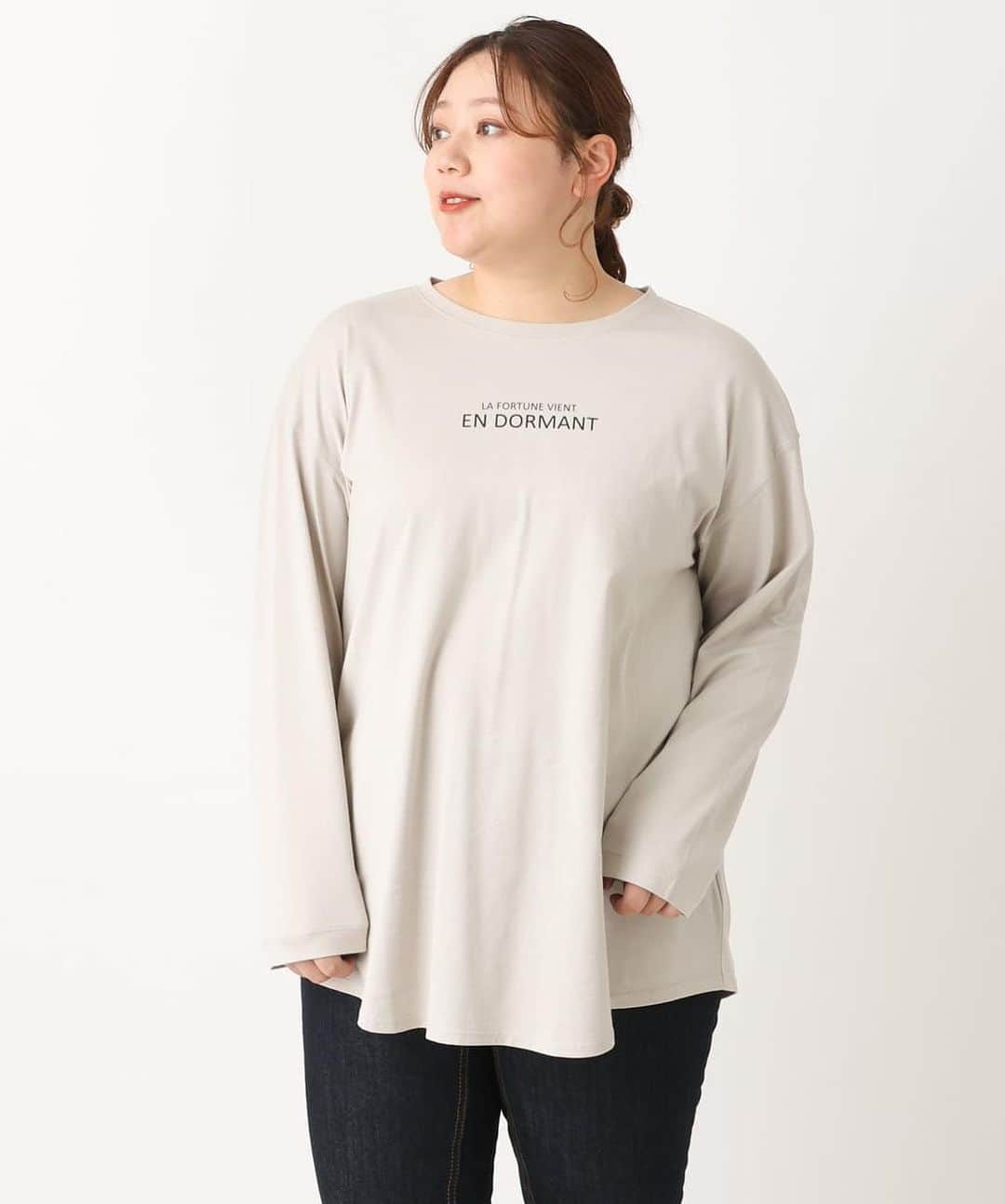 ぽっちゃり女子のオシャレブランド♪ エウルキューブさんのインスタグラム写真 - (ぽっちゃり女子のオシャレブランド♪ エウルキューブInstagram)「⁡ ⁡ ⁡ ⁡1枚でもレイヤードでも使える！ ⁡ ドロップショルダーの抜け感のあるシルエット。カーブヘムなのでレイヤードスタイリングで裾をチラ見せしても決まるカットソーです。 ⁡ ⁡ ⁡ ⁡ ⁡ ドロップショルダーロゴTシャツ #OLKLS13069 ¥6,990 L,LL,4L ⁡ ⁡ ⁡ ⁡ ⁡ 🔷店舗に在庫がない場合でも、オンラインストアに在庫があれば、店舗にて購入可能。送料無料でご自宅へ配送いたします。 ※詳しくは店舗スタッフまで。 ⁡ ⁡ 🔸LINEにてご来店予約や、商品のお問い合わせも承っております。お気軽に各店舗までお問い合わせ下さい。 ⁡ ⁡ ⁡ ⁡ ⁡ ⁡ @eur3_itokin @lovefashion_eur3   #lovefashion #lfc_eur3  #エウルキューブ #エウル #ぽっちゃり系 #ぽっちゃり系ファッション #ぽっちゃり女子コーデ #オトナラファーファ #eur3  #大きいサイズ #大きいサイズのおしゃれ #大きいサイズファッション #ぽわじょコーデ #ぽわんコーデ #アラサーコーデ　#アラフォーコーデ　#ロンT　#着痩せコーデ　#きれいめカジュアル  #plussize  #plussize #plussizefashion  #plussizestyle」11月5日 11時20分 - eur3_itokin