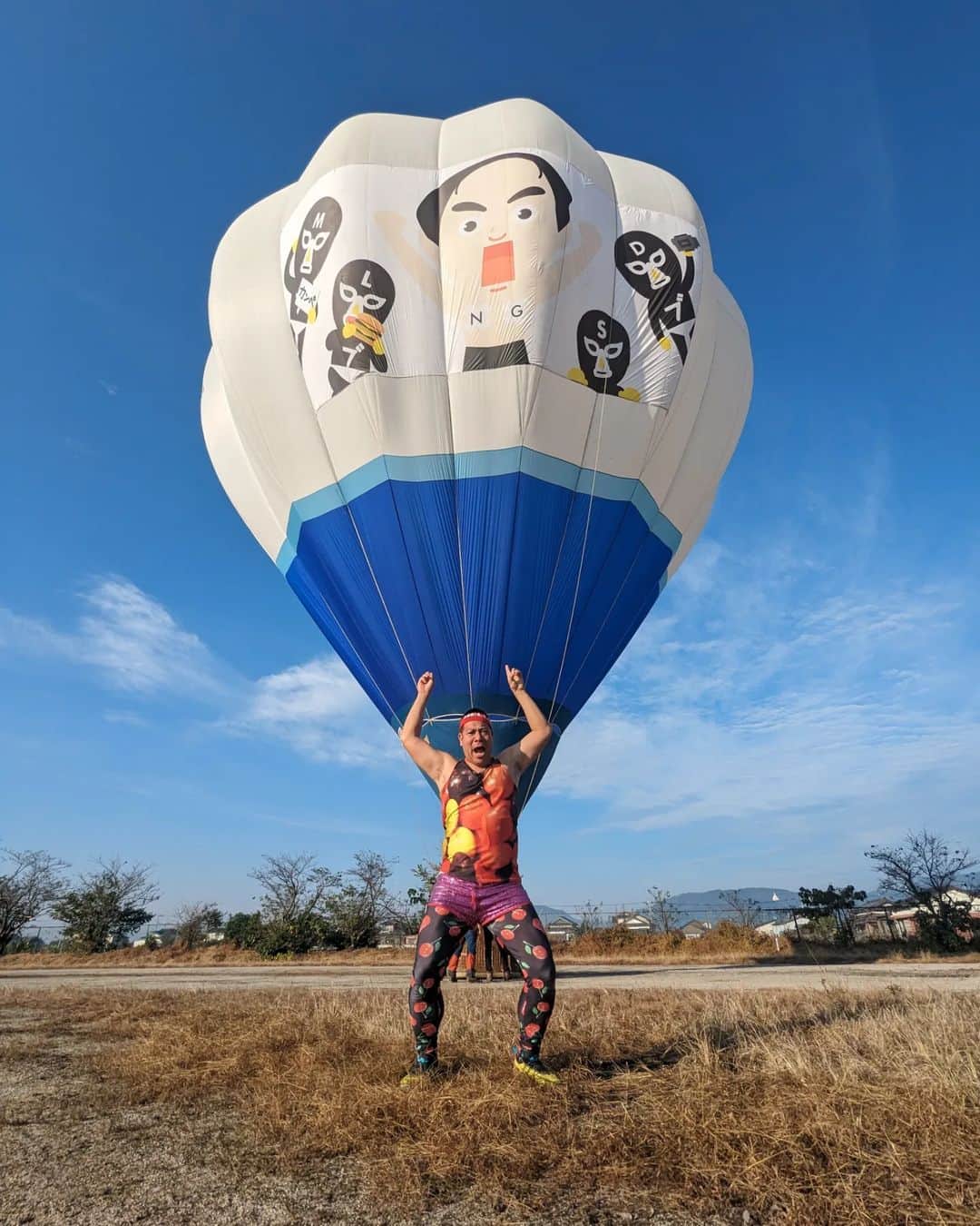 チェリー吉武のインスタグラム：「I'm coming to Saga Balloon Fiesta.  Looks like Cappadocia🎈  エガちゃんねるで佐賀バルーンフェスタやってきました。 佐賀凱旋！飛ぶぞ!いくぞーチェリーゴー🍒🎈」