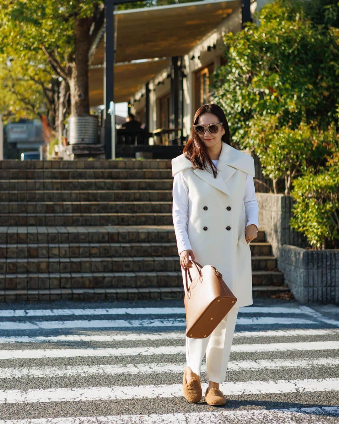 田中幸恵さんのインスタグラム写真 - (田中幸恵Instagram)「___ . white✖️camel テッパンで好きな配色🤍🤎  teddyのもふもふshoesもお気に入り🧸  gilet & pants→ #shirocon  @_y_o_r_i_  shoes→ @maxmara  bag→ @hermes  #yori_japan  #shirocon  #maxmara #maxmarateddybear #hermes」11月5日 11時23分 - yukie__tanaka