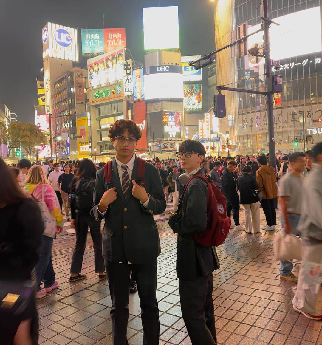 けみおさんのインスタグラム写真 - (けみおInstagram)「Hanging out in 渋谷 after Gentle High School 🏫 📕 ｡｡｡φ(ｰ｀ )ﾒﾓﾒﾓ･･･ﾎﾞｷｯ!!☆_/o(□｀;)!!  #GentleHighSchool  #gifted」11月5日 11時23分 - mmkemio