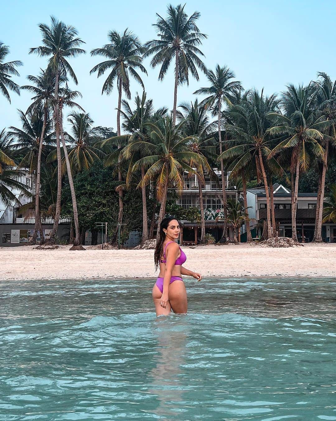 Katy Esquivelのインスタグラム：「I was made for these kind of days 🌴🥥🌊 @coastboracay」