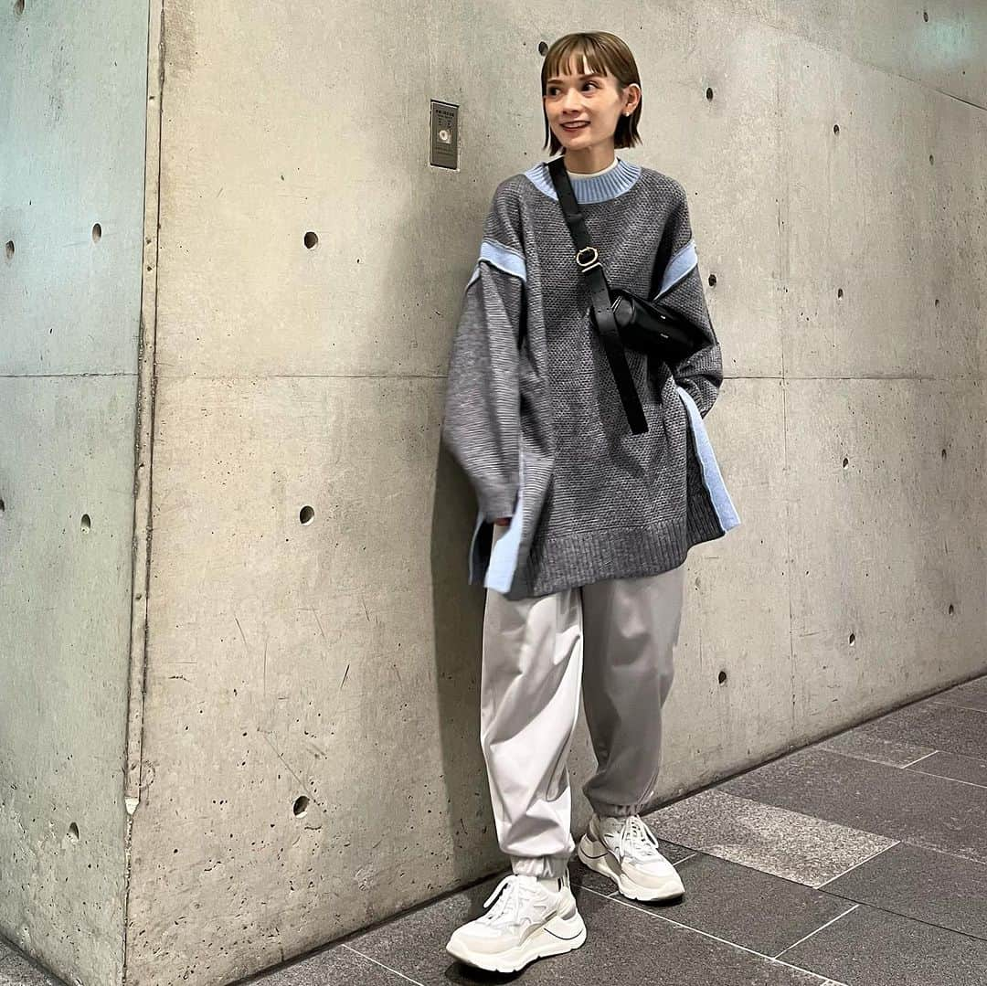 MATSUIRIHOのインスタグラム：「今日の150cm🦭  さっ、関東帰りますか〜😀  knit： @lian_officialstore  pants：　@thingsthatmatter.jp  sneaker： @date_sneakers_jp  bag： @jilsander   #150cmコーデ #低身長コーデ #Lian #ニットコーデ #秋冬コーデ #スニーカーコーデ #休日コーデ #今日のコーデ #ボブヘア #ぱっつんボブ  #datesneakers #カジュアルコーデ #大人カジュアル #大人ファッション #デイトスニーカー #feelgoodtogether #thingsthatmatter #シングスザットマター」