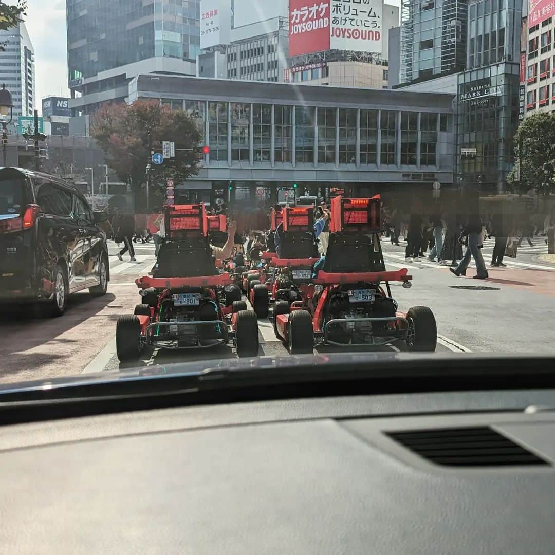 島田佳奈のインスタグラム：「まだマリカー軍団（ストリートカート）って営業してたんやね。これ迷惑やから、車の少ない深夜限定とかにして欲しいよね……。」