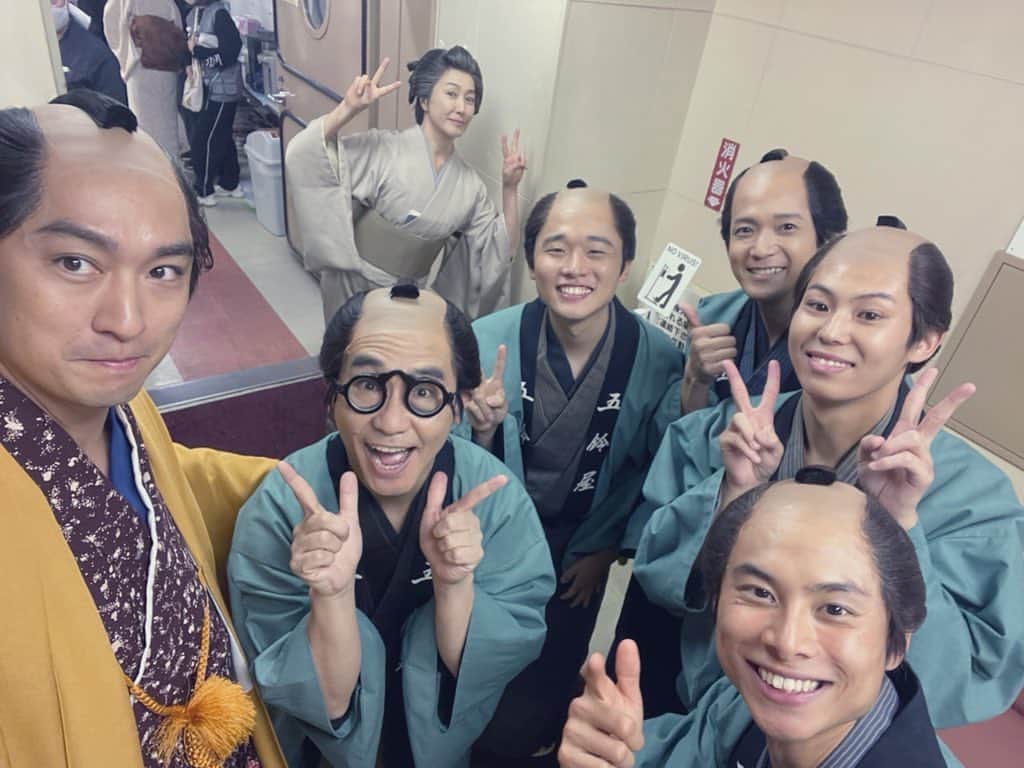 渡辺大のインスタグラム：「先日の生放送、ご覧いただけましたでしょうか？「あきない世傳　金と銀」が12月8日からNHK BS、プレミアム4Kで同時放送になります！現在、オンエアに向けて撮影頑張っております🎥  私の役は、大阪は天満の呉服屋「五十鈴屋」の四代目徳兵衛をやらせていただいております。こいつがまぁ、ひどい！いわゆる放蕩息子を地で行く悪いやつです👿…なんだけどちょっと憎めないようなキャラになるよう頑張りますのでよろしくお願いいたします🙇  手代チームは八嶋さんを筆頭に毎日明るくやっております💡高島礼子さんも後ろでダブルピース⁉️  #NHK BS #あきない世傳」