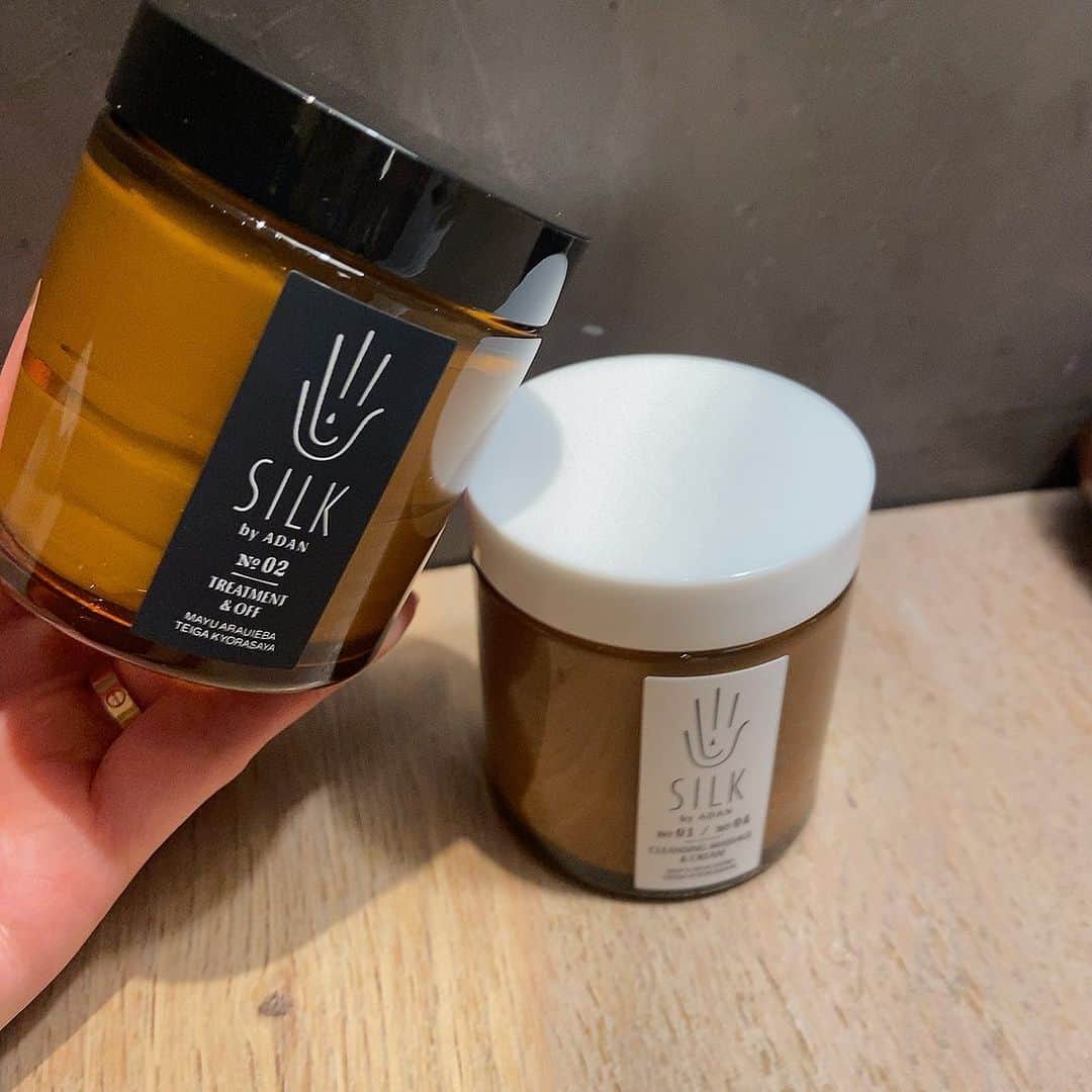 上田祥子のインスタグラム：「今年6月にローンチされた、ナチュラルシルクスキンケアブランド、SILK by ADAN。大島紬で有名な奄美大島で伝わる絹美肌の教えをコンセプトに、毎日忙しい一人ひとりにやさしく寄りそうジェンダーレス、エシカル、サスティナブルな新しいスキンケアブランドです。製造も奄美大島。シルクが主成分で界面活性剤不使用。天然成分にこだわり、クレンジングマッサージ&クリームはシルク成分60%、トリートメント&オフは84%配合という圧倒的なシルク率なんです。他タマヌオイル等が肌力を底上げにしてくれます。実はこのブランド、長年の友人である鶴田陽子さんがファウンダー。モデル、アパレル業界で活躍しながら、どうしても作りたかったシルクのスキンケアブランド設立を叶えました。とにかく使用感が素晴らしい。ハリ弾力、潤い、キメアップなど結果に大満足できます。クレンジング(ブースター効果)と保湿クリームが同じ、ピーリングができる洗顔など、随所にこだわりや哲学が散りばめられていて、さすが陽子さん。ローションとセラムも超おすすめ。彼女の人となりを知っているので、ますます信頼できるのも個人的には嬉しいポイントなんです。  １１月２７日から１２月１日まで センプレ主催THE BOX 展示会に出展するそうです。ご来場お問い合わせはSILK by ADANのDMからお願いします。 silkbyadan.co.jp #silkbyadan  #シルク成分配合 #シルク成分配合コスメ」