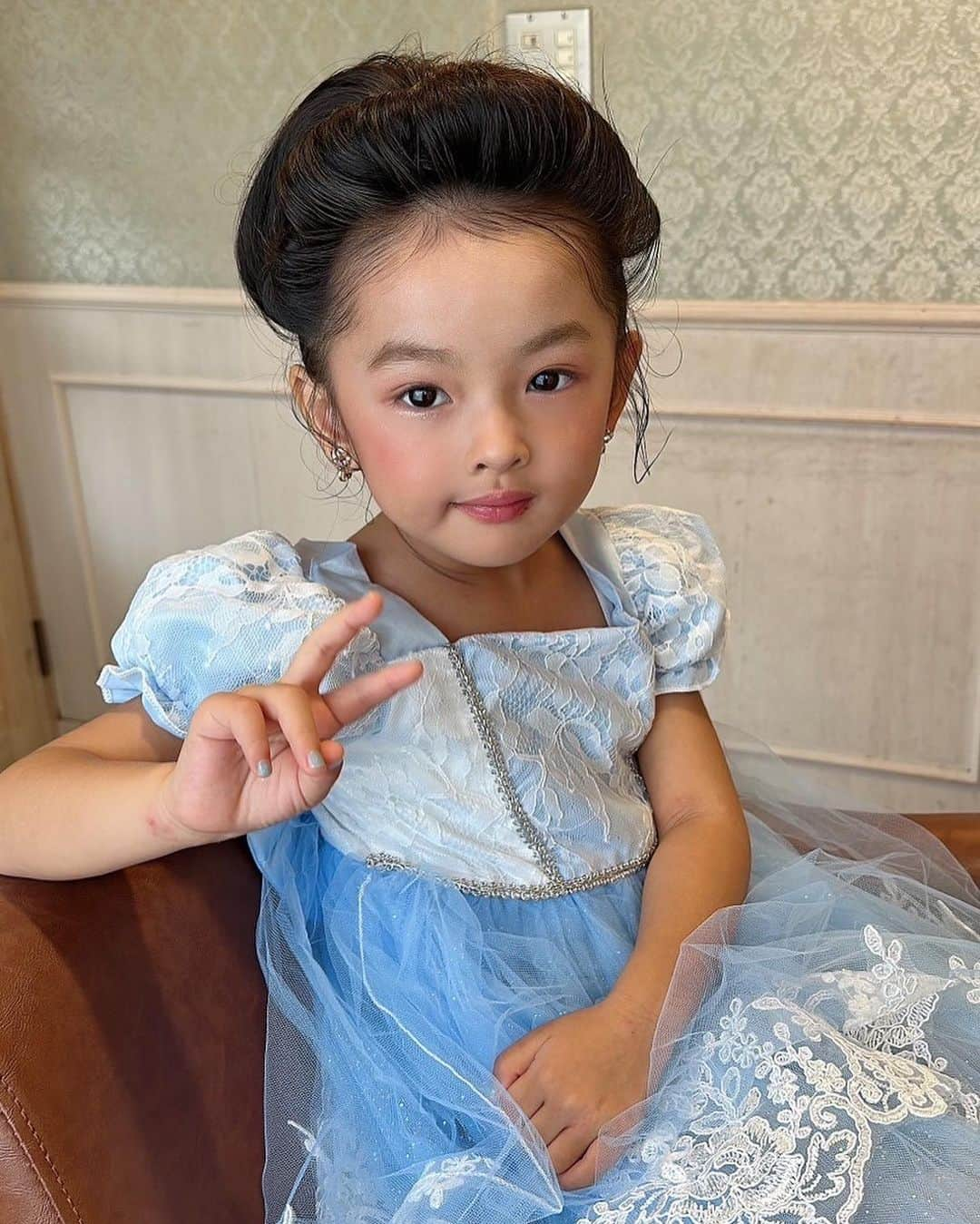 大知めぐみさんのインスタグラム写真 - (大知めぐみInstagram)「5歳はシンデレラに変身させて頂きました☺️💕  さきちゃんありがとうございます🥺🙏🏻💓 @amie_saaki   最後の写真が1番めいっぽい😂笑 ⁡ #めちゃんにとってさきちゃんは魔法使い ✨ #パパは馬車 🚗³₃笑 ⁡ ⁡ ⁡ ⁡ ⁡ ⁡ ⁡ ⁡ ⁡ ⁡ ⁡ ⁡ #シンデレラ #シンデレラドレス #キッズヘアアレンジ #キッズヘア #キッズ #子供ヘアアレンジ #5歳 #5歳女の子 #5歳誕生日 #プリンセスドレス #プリンセス #プリンセス体験 #happybirthday #誕生日プレゼント #美容師の娘 #育児 #子供 #子供のいる暮らし #こども  #こどものいる暮らし#女の子のママ  #女の子ママ #육아스타그램 #육아 #육아소통 #육아맘 #맘스타그램 #오오티디」11月5日 11時43分 - megmeg0715