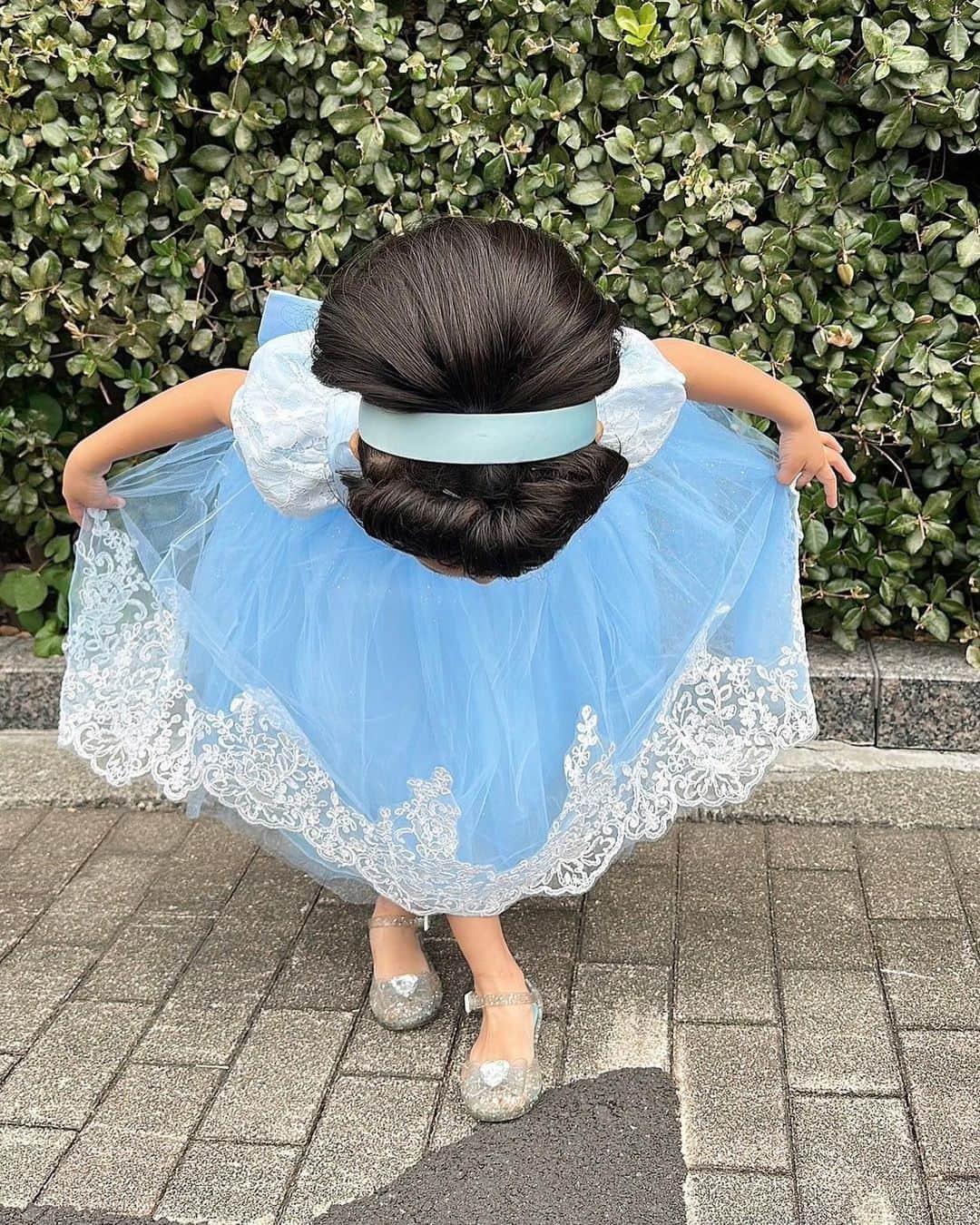 大知めぐみさんのインスタグラム写真 - (大知めぐみInstagram)「5歳はシンデレラに変身させて頂きました☺️💕  さきちゃんありがとうございます🥺🙏🏻💓 @amie_saaki   最後の写真が1番めいっぽい😂笑 ⁡ #めちゃんにとってさきちゃんは魔法使い ✨ #パパは馬車 🚗³₃笑 ⁡ ⁡ ⁡ ⁡ ⁡ ⁡ ⁡ ⁡ ⁡ ⁡ ⁡ ⁡ #シンデレラ #シンデレラドレス #キッズヘアアレンジ #キッズヘア #キッズ #子供ヘアアレンジ #5歳 #5歳女の子 #5歳誕生日 #プリンセスドレス #プリンセス #プリンセス体験 #happybirthday #誕生日プレゼント #美容師の娘 #育児 #子供 #子供のいる暮らし #こども  #こどものいる暮らし#女の子のママ  #女の子ママ #육아스타그램 #육아 #육아소통 #육아맘 #맘스타그램 #오오티디」11月5日 11時43分 - megmeg0715