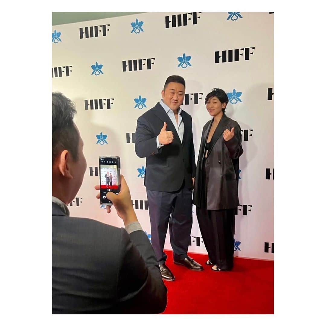 安藤サクラさんのインスタグラム写真 - (安藤サクラInstagram)「ハワイ国際映画祭でHalekulani Vanguard Awardという有難い賞をいただきました🌈すてきな映画祭にお招きいただきありがとうございます。 尊敬する最高にかっこよく優しい先輩方 @cliffcurtis_  @donlee と授賞式やインタビューでご一緒できてとてもよい刺激をいただきました🥹本当に本当にびっくりするほど最高に優しくて素敵でした😭  I'm touched  and very grateful, thank you so much HIFF @hiffhawaii 🌈❤️ MAHALO🌈🌈🌈🫶🫶🫶」11月5日 11時43分 - sakuraando