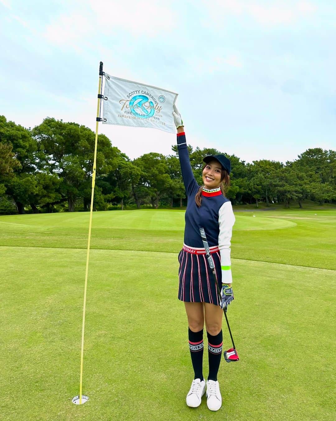 齊藤このみのインスタグラム：「信じられないくらいポカポカ日和ですね〜☀️ まさに今快適なウエアはこちらです💁‍♀️ （人気商品のため売り切れの際はご容赦ください🙏）  何度行っても素晴らしいゴルフ場はこちらです💁‍♀️  ⛳️⛳️⛳️」