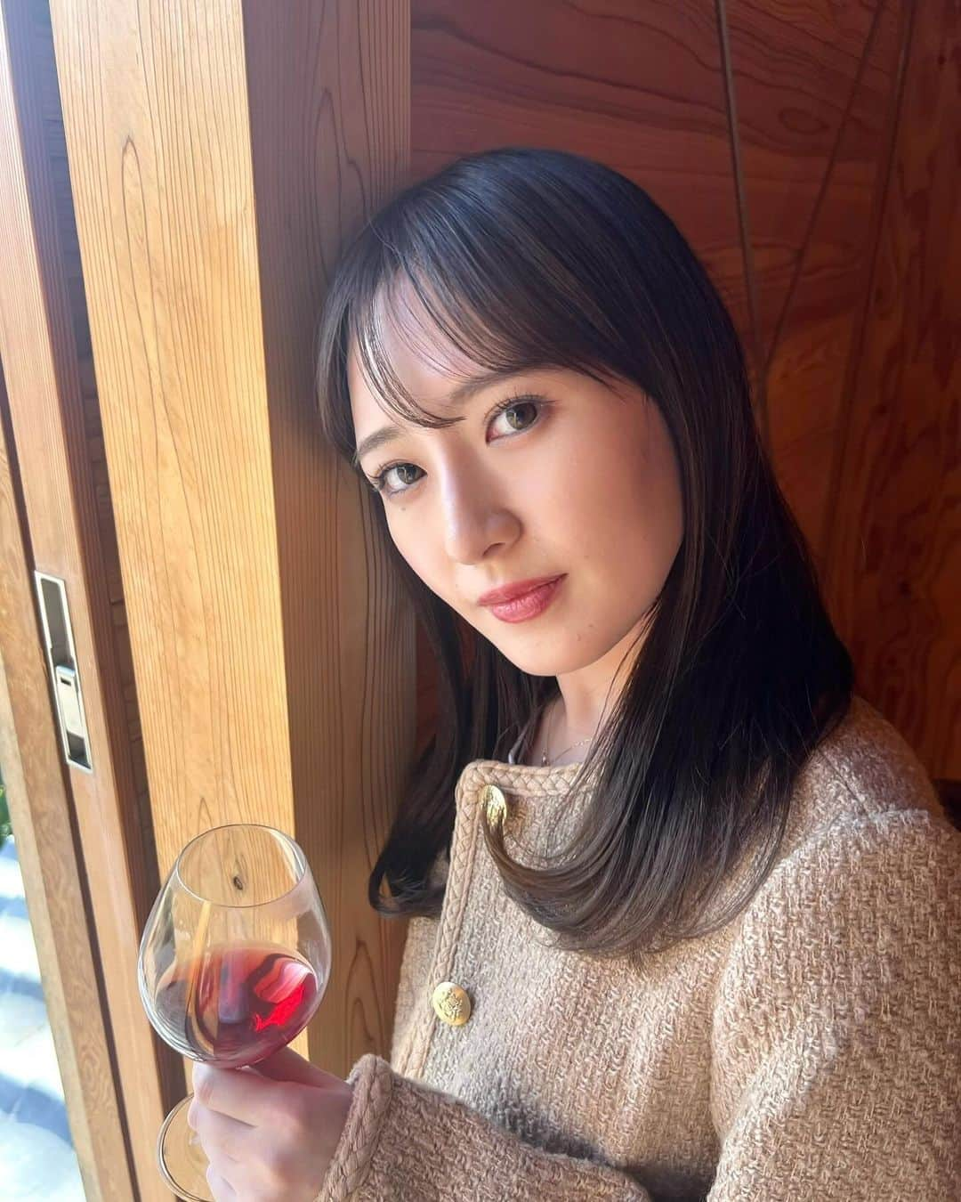 伊藤彩華さんのインスタグラム写真 - (伊藤彩華Instagram)「おしゃれな場所だった🍷  #スターダスト #伊藤彩華 #休日 #休日コーデ #秋コーデ #fashion #daily #山梨 #ワイン #ワインカフェ #ツイードジャケット #98wines」11月5日 11時37分 - ayaka_ito_official