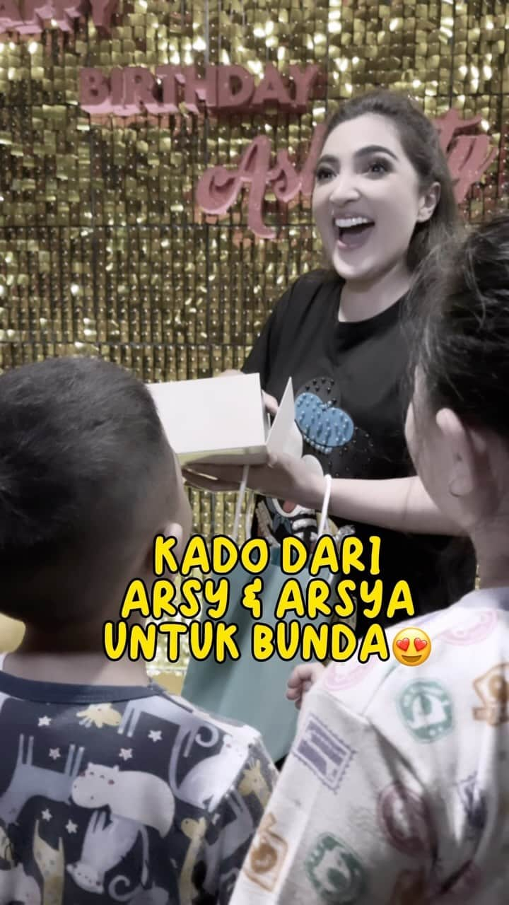 Keluarga A5のインスタグラム：「Hadiah untuk Bundaku tersayang dari Arsy Arsya😍」