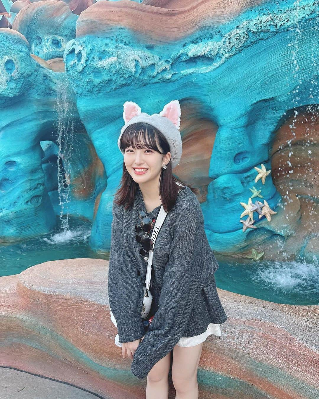 田島芽瑠さんのインスタグラム写真 - (田島芽瑠Instagram)「久々のディズニー🐠🩵  シーの方は本当にめっちゃ久しぶりな気がする🥺やっぱ天気がいい日のマーメイドラグーンは最高すぎるね！私的にどんな格好でも安定して写真が盛れるのもここ笑右端のひとでちゃん達が映るとこが可愛いよ🪼🪼🪼  この日のコーデは洋服は全部グレイルで揃えたの！プチプラコーデです♡」11月5日 11時39分 - meru_chan_official