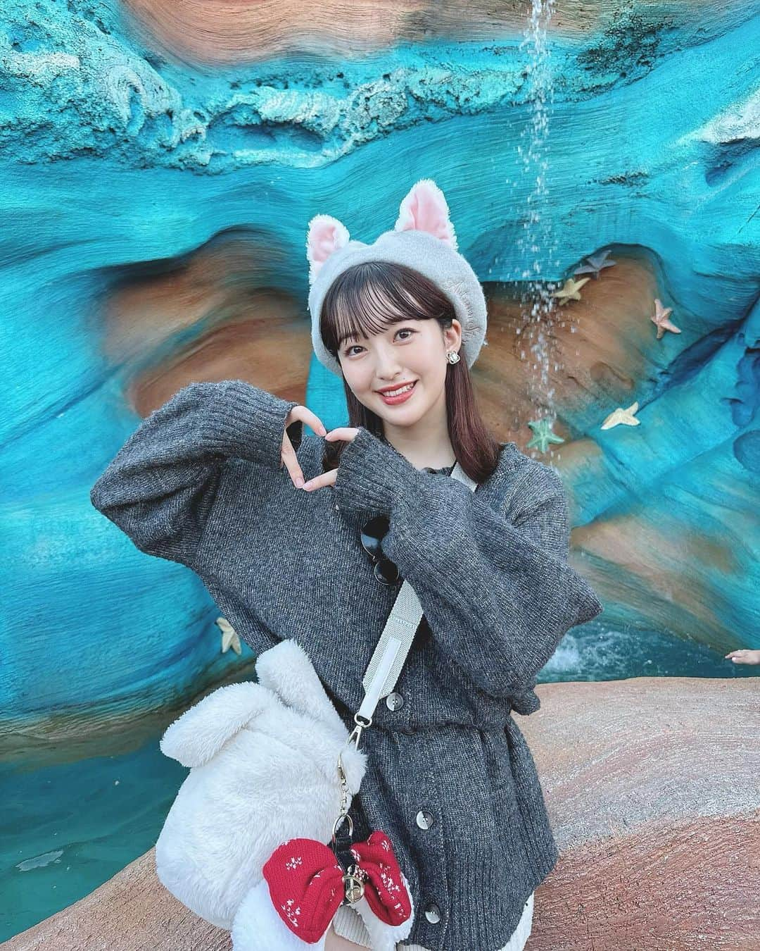 田島芽瑠さんのインスタグラム写真 - (田島芽瑠Instagram)「久々のディズニー🐠🩵  シーの方は本当にめっちゃ久しぶりな気がする🥺やっぱ天気がいい日のマーメイドラグーンは最高すぎるね！私的にどんな格好でも安定して写真が盛れるのもここ笑右端のひとでちゃん達が映るとこが可愛いよ🪼🪼🪼  この日のコーデは洋服は全部グレイルで揃えたの！プチプラコーデです♡」11月5日 11時39分 - meru_chan_official