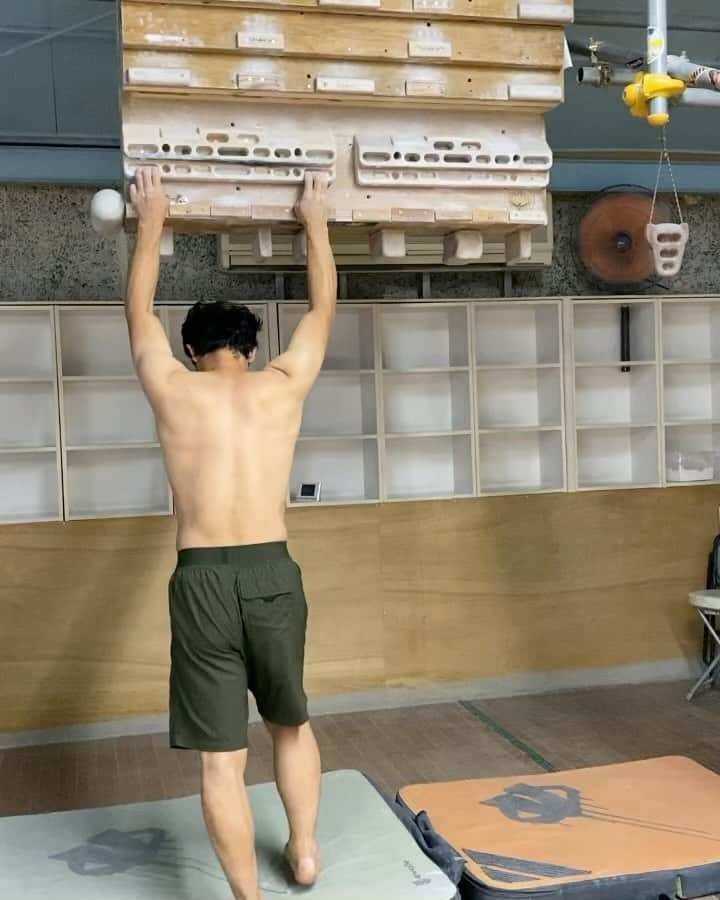 小山田大のインスタグラム：「My finger has finally healed, so I've started training again. Stimulates three fingers.  先月のツアーでグサグサになっていた指がだいぶ回復してきたのでトレーニング再開。 岩場に長く居ると何となく弱くなる三本指に刺激を入れてみた。」