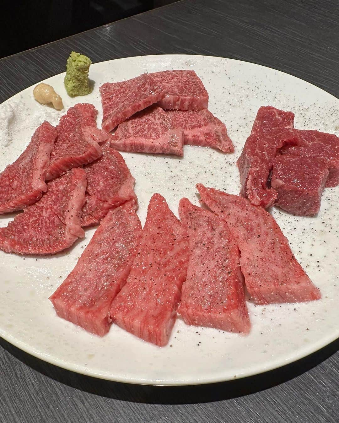 榑林里奈さんのインスタグラム写真 - (榑林里奈Instagram)「高円寺駅チカ焼肉！【福べこ】さんに行ってきました！ ⁡ 肉の問屋直営店の焼肉屋 肉のいせや直営店 姉妹店がいせや総本店✨ ⁡ 直営店なのでとても良質で美味しかったです😋 ⁡ 特製ポン酢、タレ、わさび　色々な味付けで楽しめるのもポイント📍 ⁡ いちおしメニューは「福べこ盛り合わせ」 その日のおすすめが楽しめます✨✨ ⁡ ごちそうさまでした❣️ ⁡ 焼肉処　福べこ 東京都杉並区高円寺南４－４９－１ ⁡ PR @fukubeko.koenji #福べこ #東京グルメ #高円寺グルメ #東京焼肉 #高円寺焼肉 #問屋直営 #高円寺ディナー」11月5日 11時45分 - rina_kurebayash